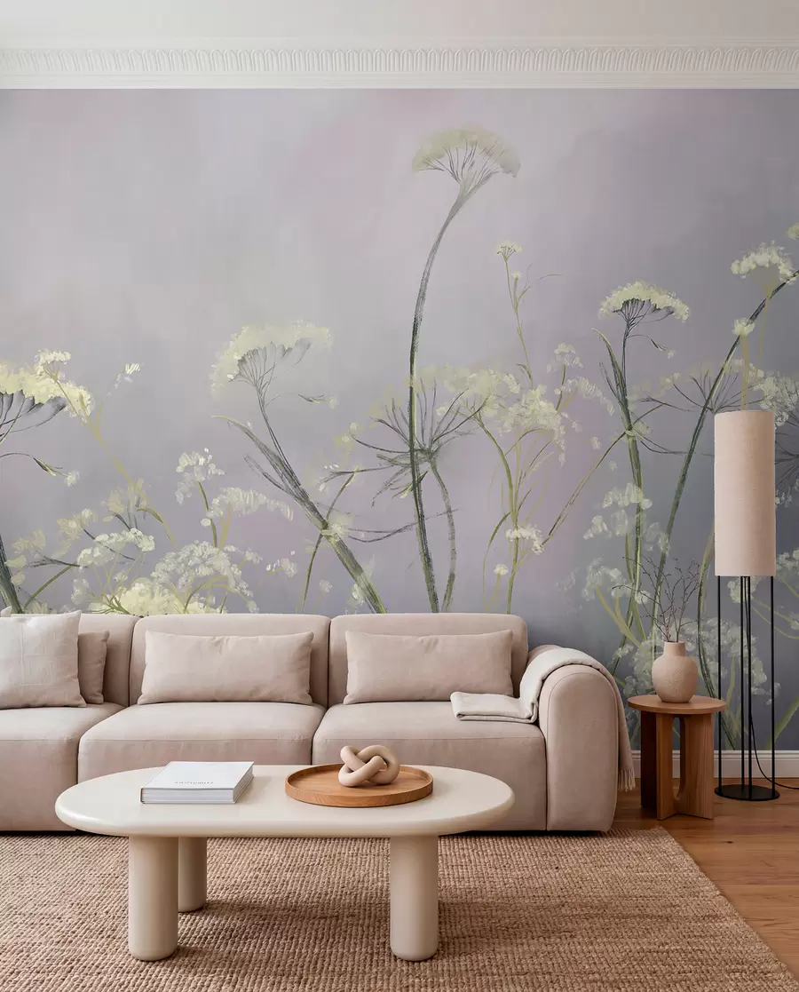 Fototapete Weiße Wildblumen in einem nebligen Feld mit weichem, verschwommenem grauem Hintergrund w00903