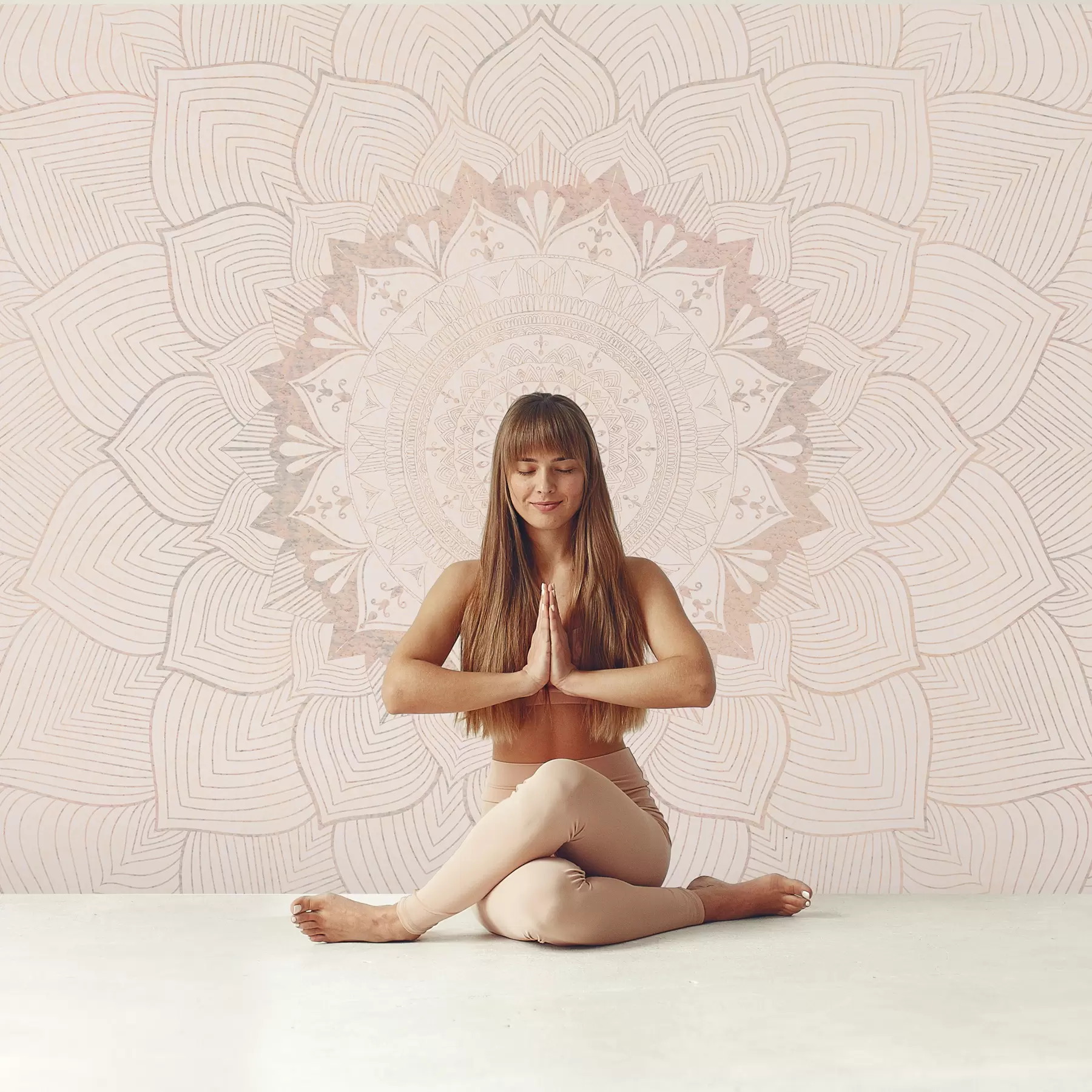 Fototapete Rundes Mandala, Tapete für den Yogaraum oder zur Harmonisierung des persönlichen Raums. Wandmandala in warmen Pastellfarben auf einem strukturierten unregelmäßigen Hintergrund w01088