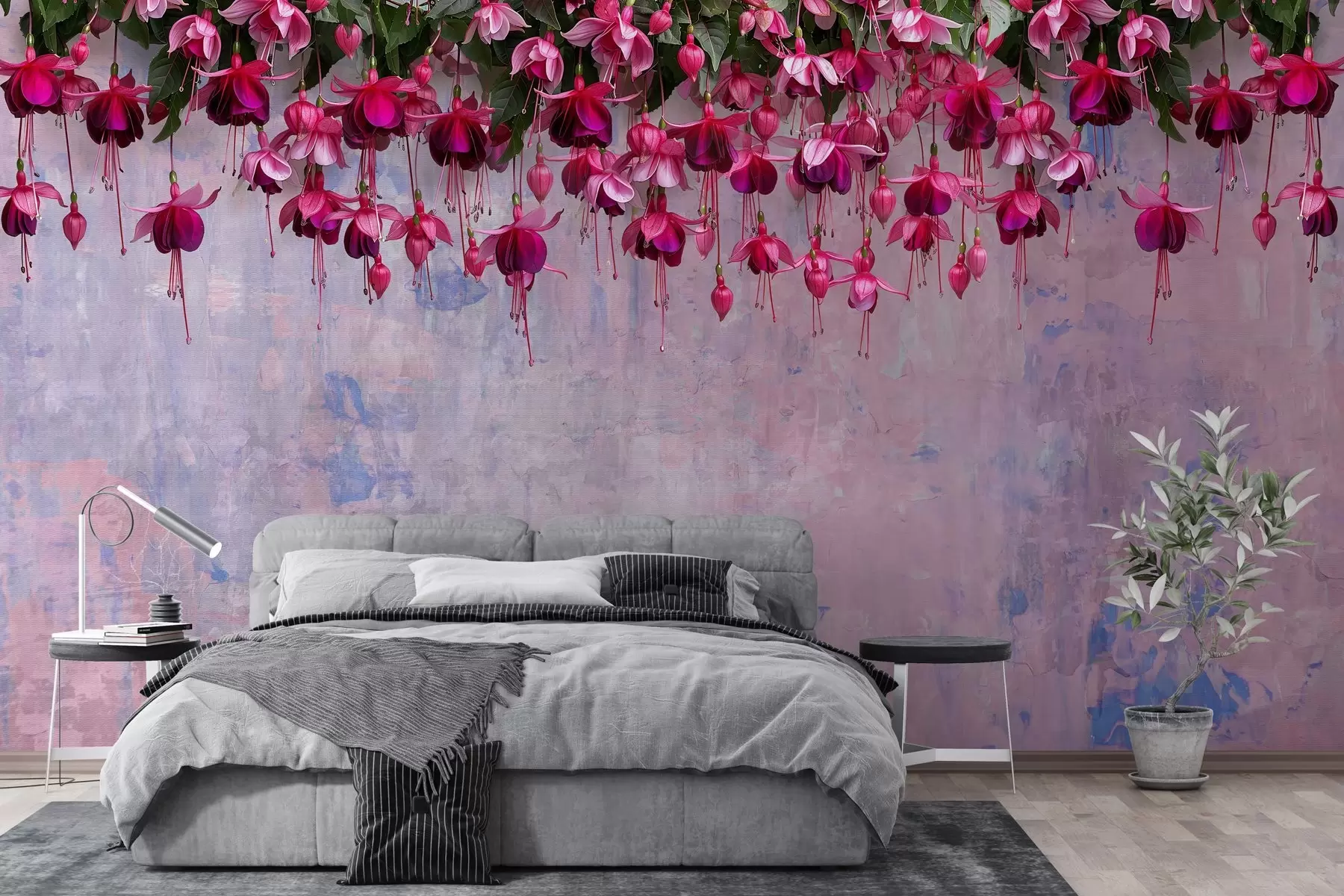 Fototapete Große fuchsia Blumen hängen von oben auf dem Hintergrund einer Retro-Wand mit Nachahmung von Schrammen w02132