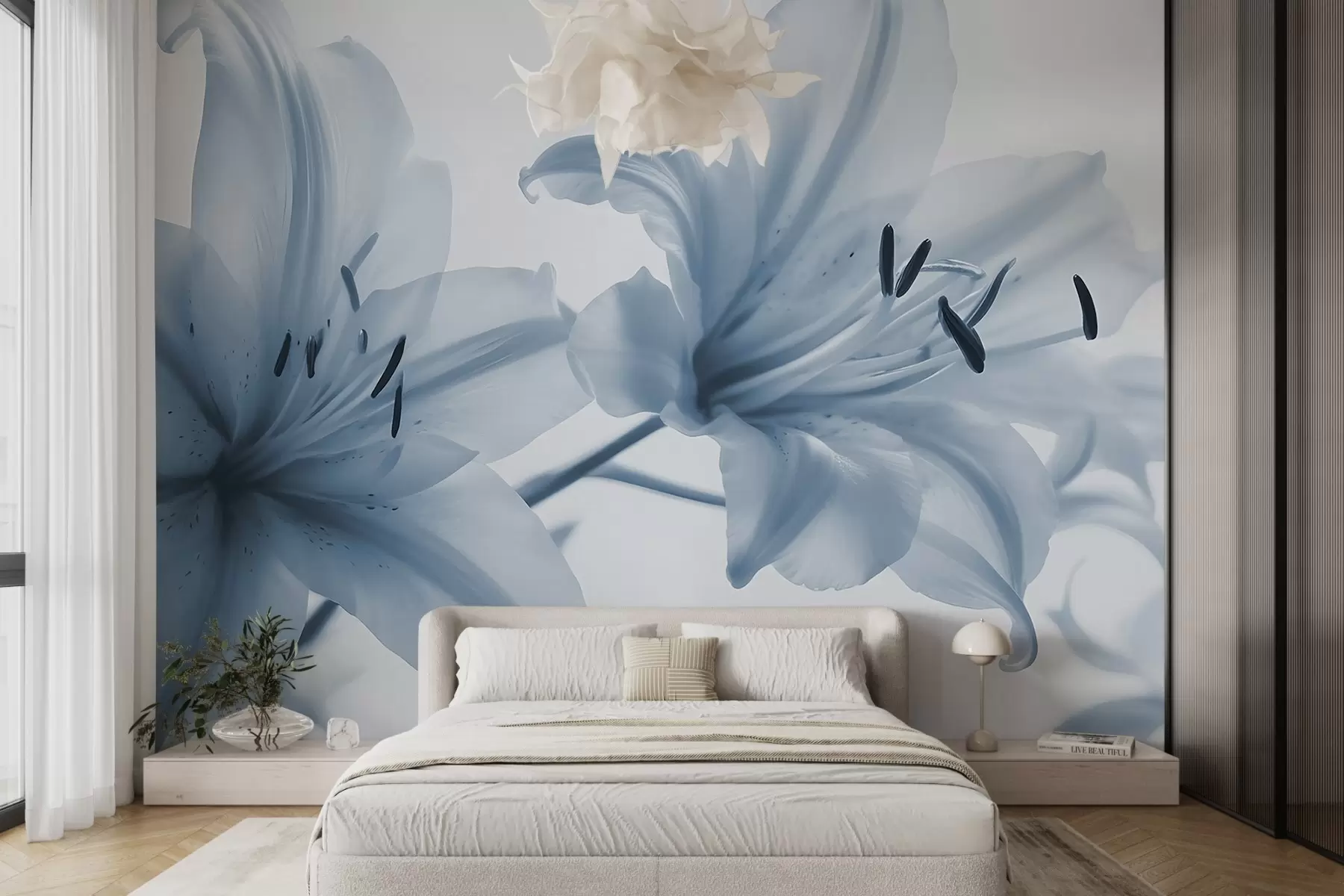 Fototapete Weichzeichner-Nahaufnahme von blauen minimalistischen Lilienblüten vor einem hellen Hintergrund w08586