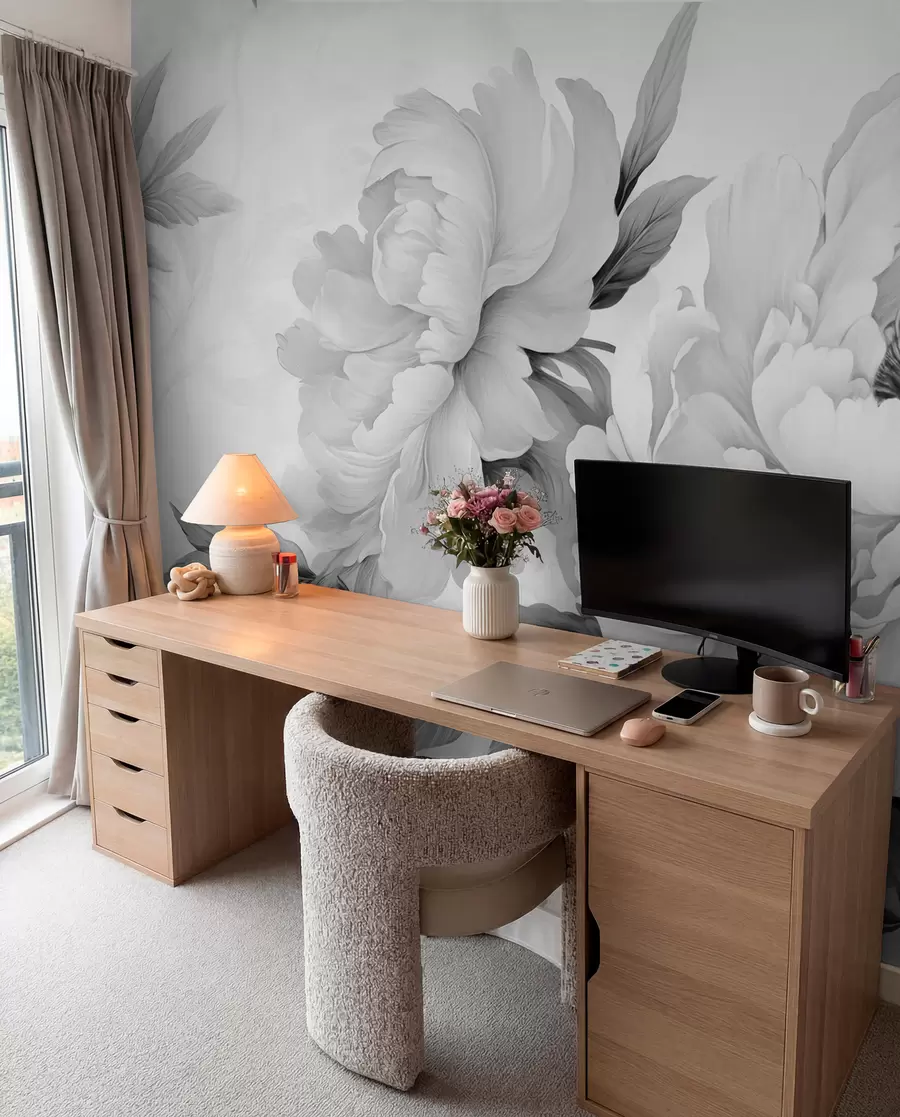 fototapeter Luksuriøse pæoner i grå nuancer med delikate detaljer i kronblade og blade, der skaber en elegant og rolig atmosfære w02856