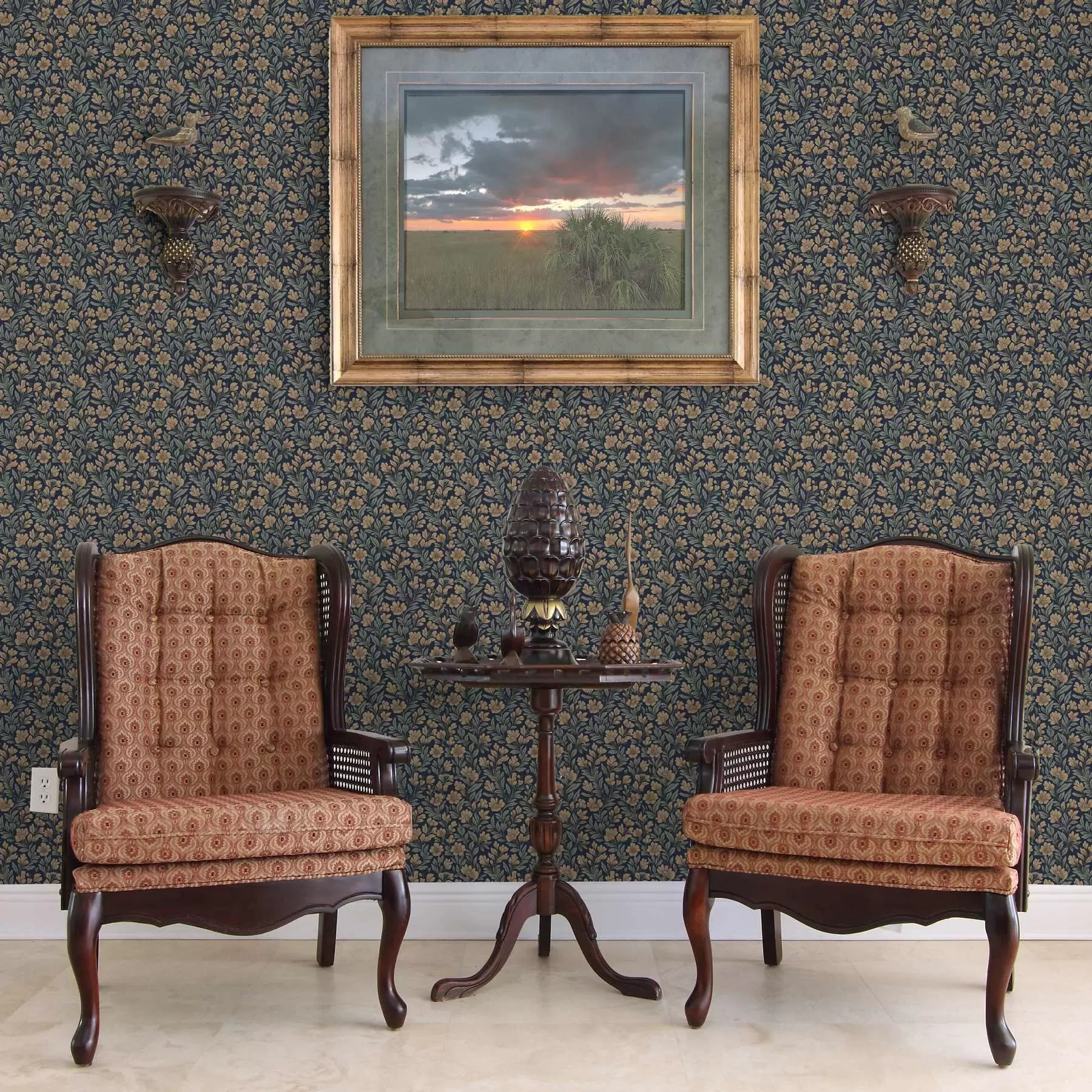 fototapeter Orange blomster på en mørkeblå baggrund i vintagestil a00200