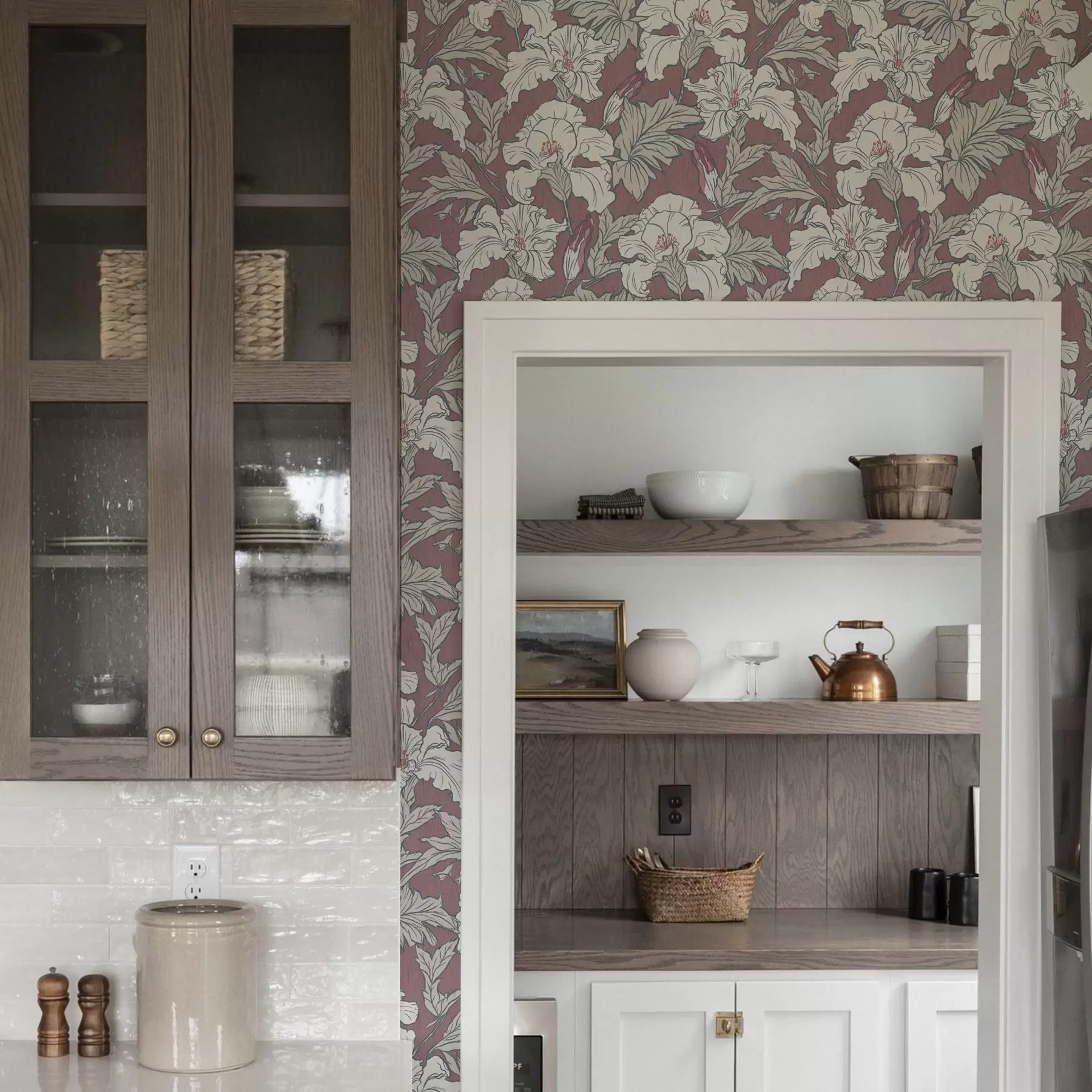 fototapeter Hvid hibiscus på lyserød baggrund med røde knopper a00272