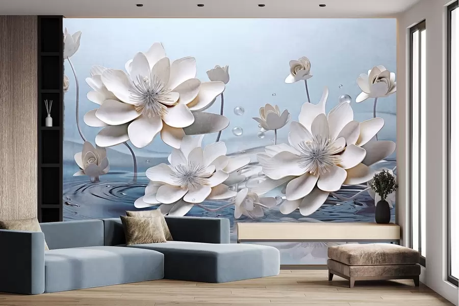 fototapeter Hvide, strukturerede blomster med vanddråber, refleksioner på vandoverfladen, lyseblå baggrund, elegant design w09262