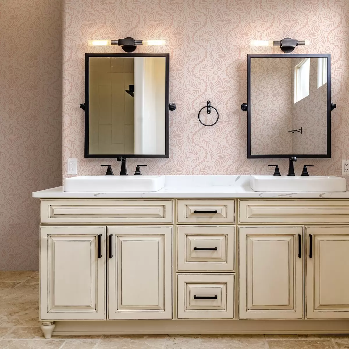 Baggrund Lyserøde blomsterelementer på en lyserød baggrund a00290