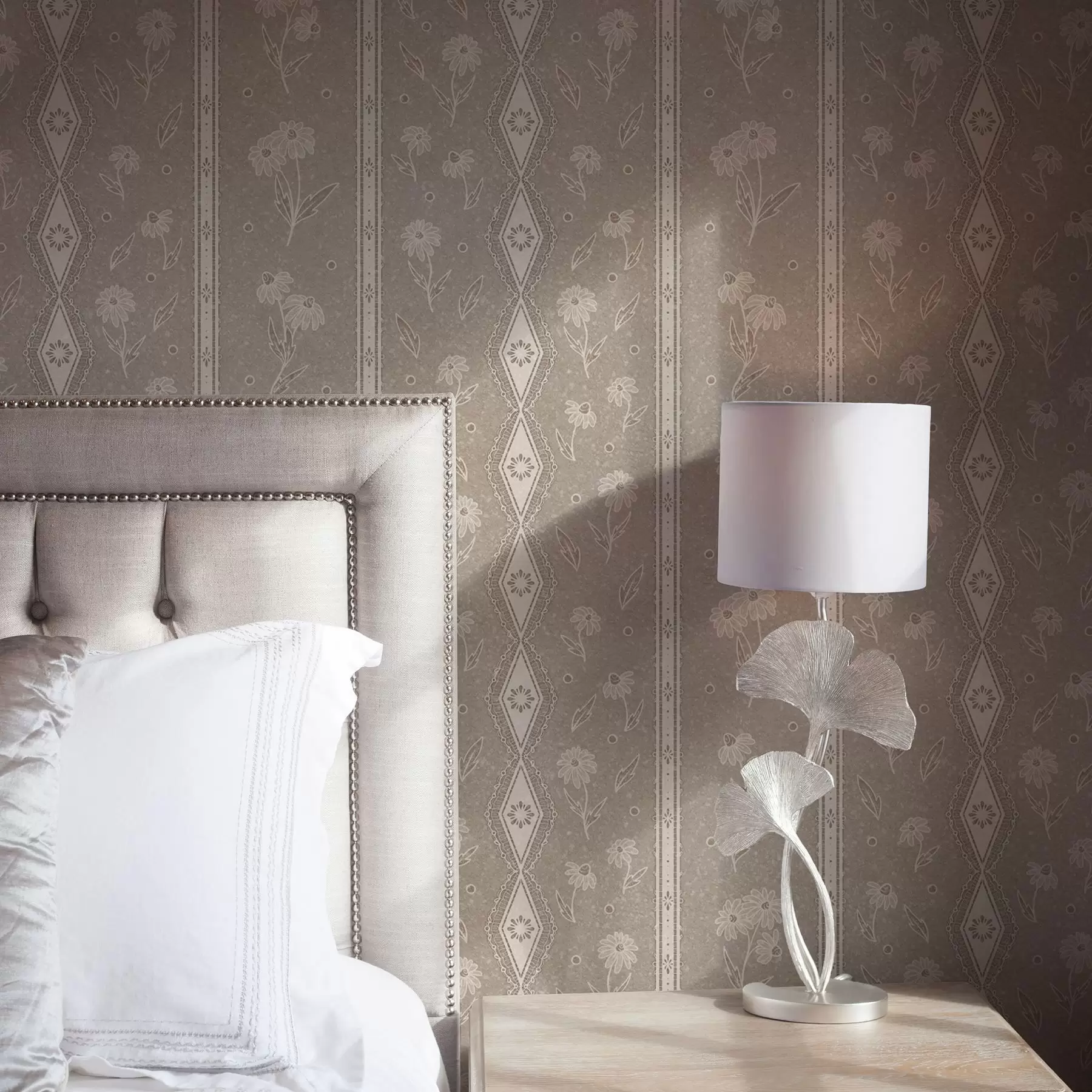 fototapeter Striber med margueritter og blonder på en grå-beige baggrund a00295