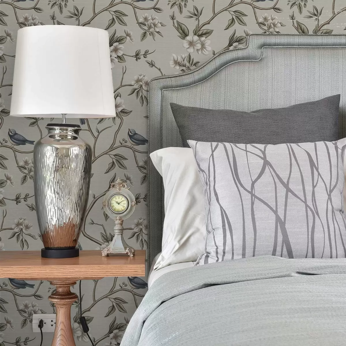 Tapete Zweige mit Vögeln und weißen Blumen auf einem zarten Hintergrund a00303