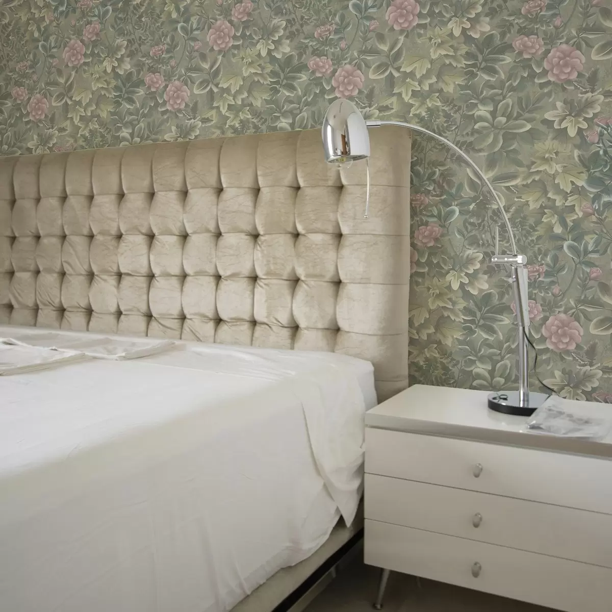 Baggrund Lyserøde blomster og blade på en pastelgrøn baggrund a00306