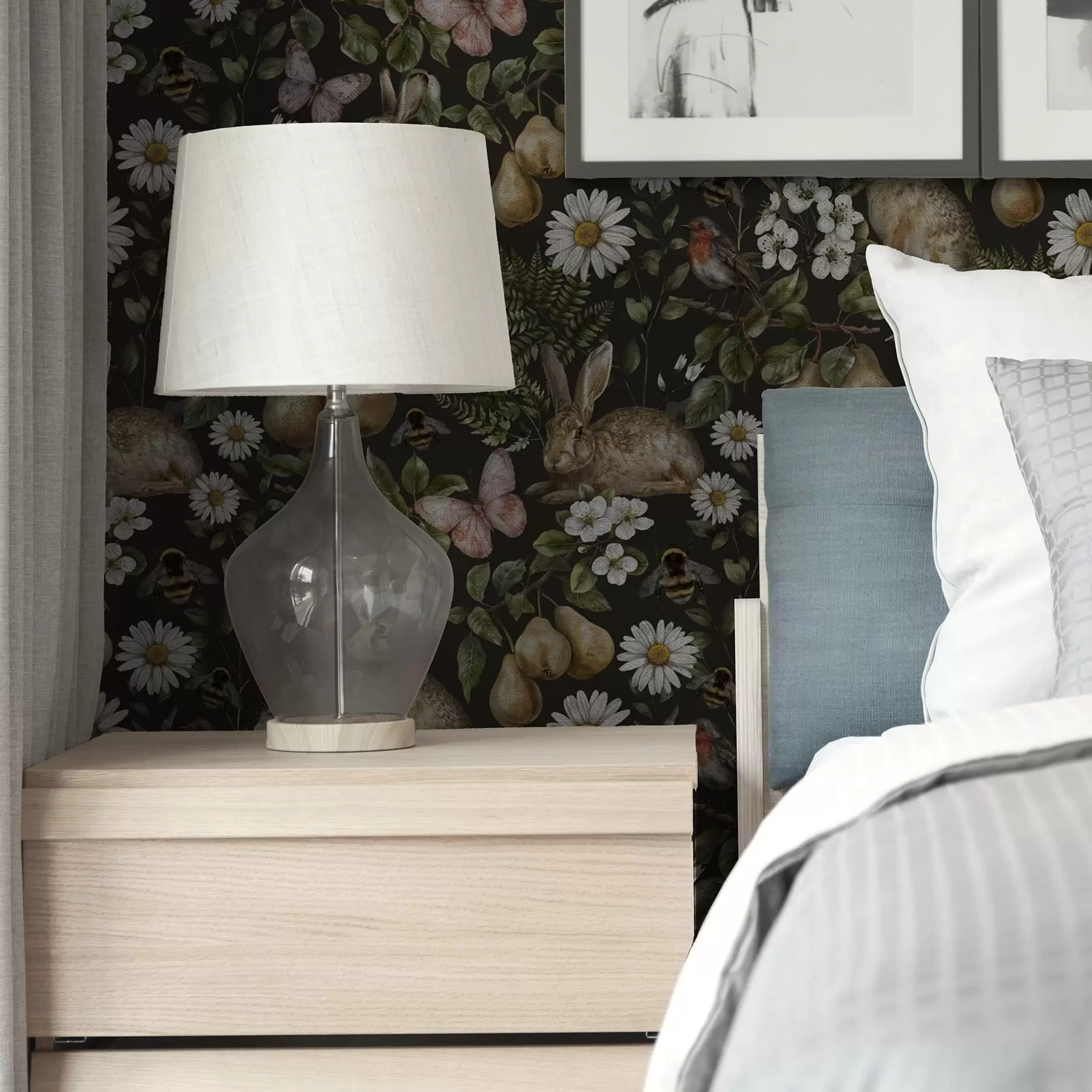 Fototapete Realistische Kaninchen, Birnen, Blumen und Insekten auf einem dunklen Hintergrund a00401