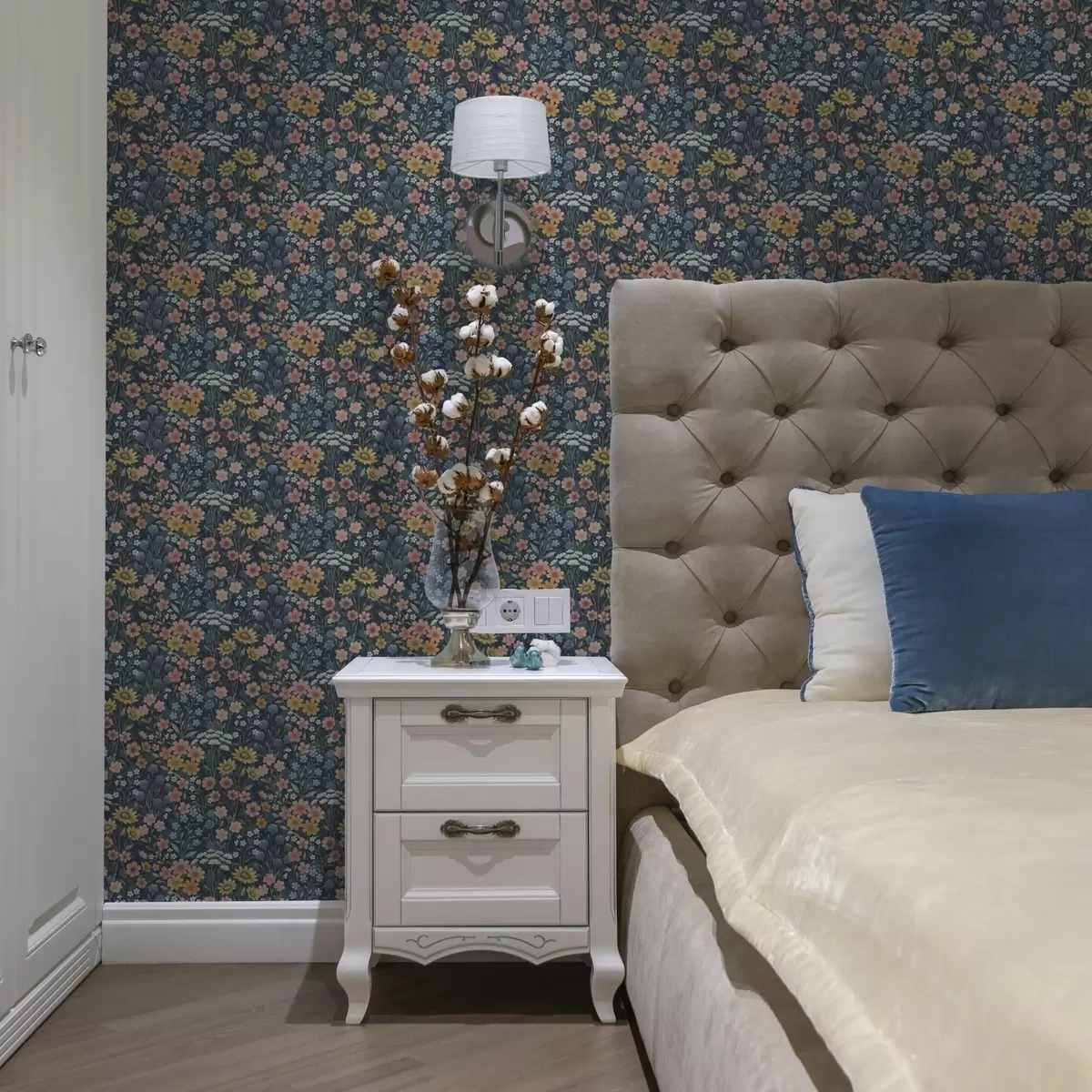 Baggrund Farverige engblomster i akvarel på marineblå baggrund a00381