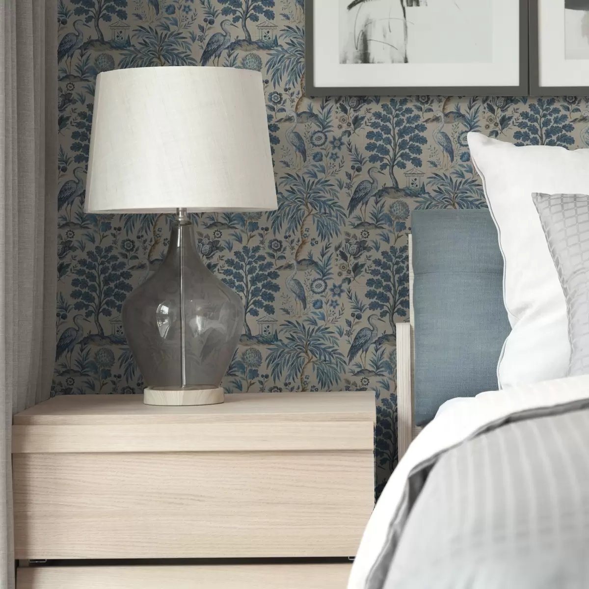 Baggrund Toile de Jouy-stil med blå fugle og tropiske træer a00382