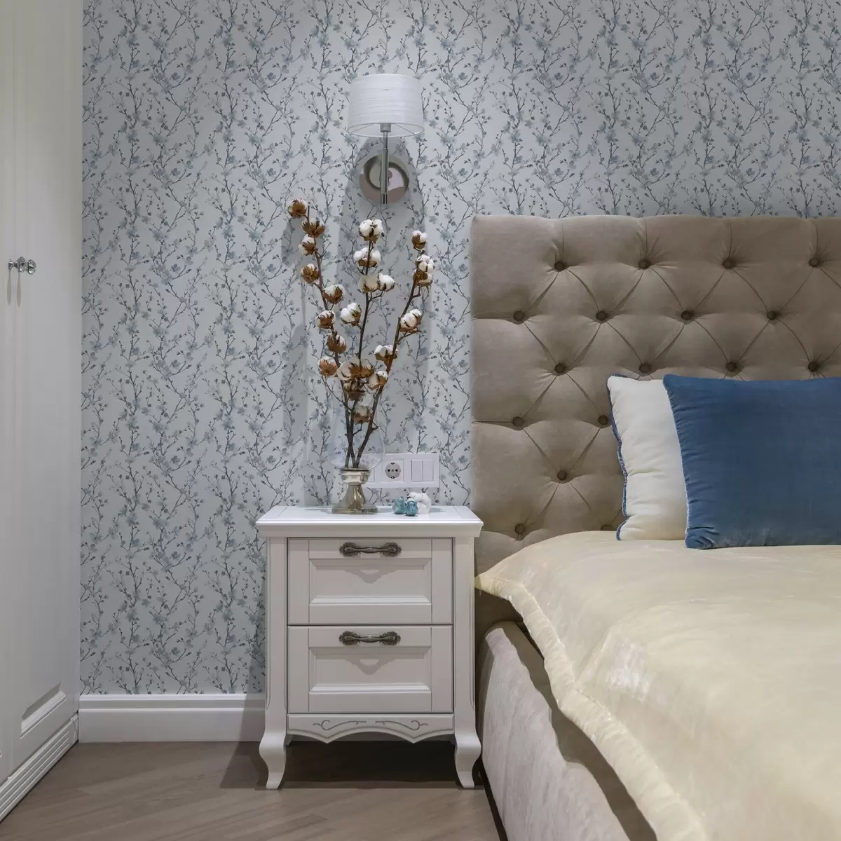 Baggrund Blå kirsebærblomster på en hvid baggrund med blød kontrast a00399