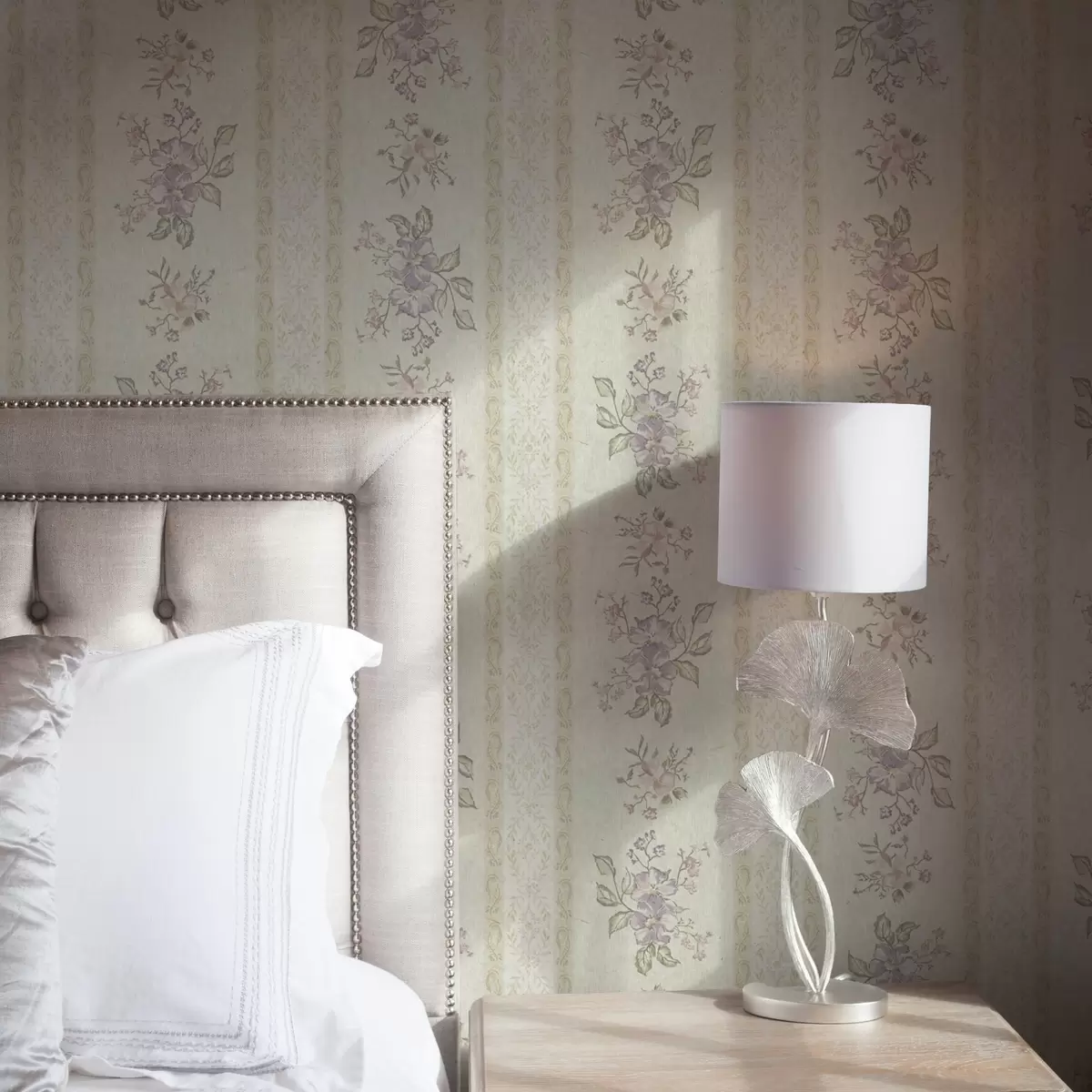 Baggrund Vintage blomster på en stribet baggrund med ornament a00440