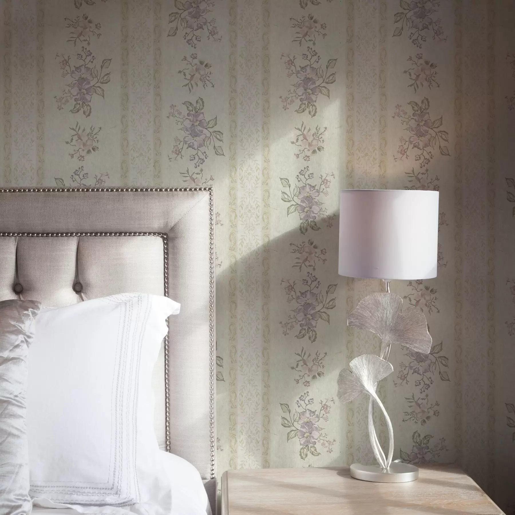 Fototapete Vintage Blumen auf einem gestreiften Hintergrund mit Ornament a00440