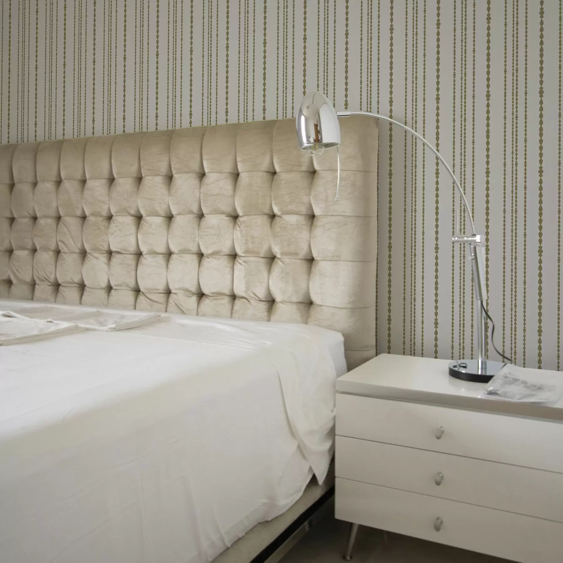 fototapeter Minimalistisk mønster i form af gule dråber i en lodret stribe a00448