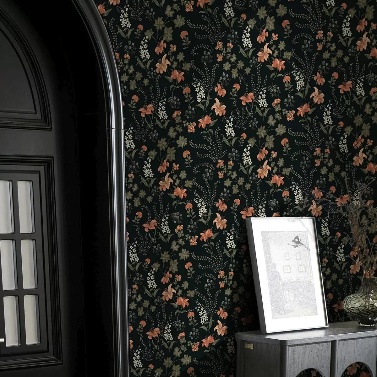 Baggrund Orange liljer og små blomster på en sort baggrund a00463