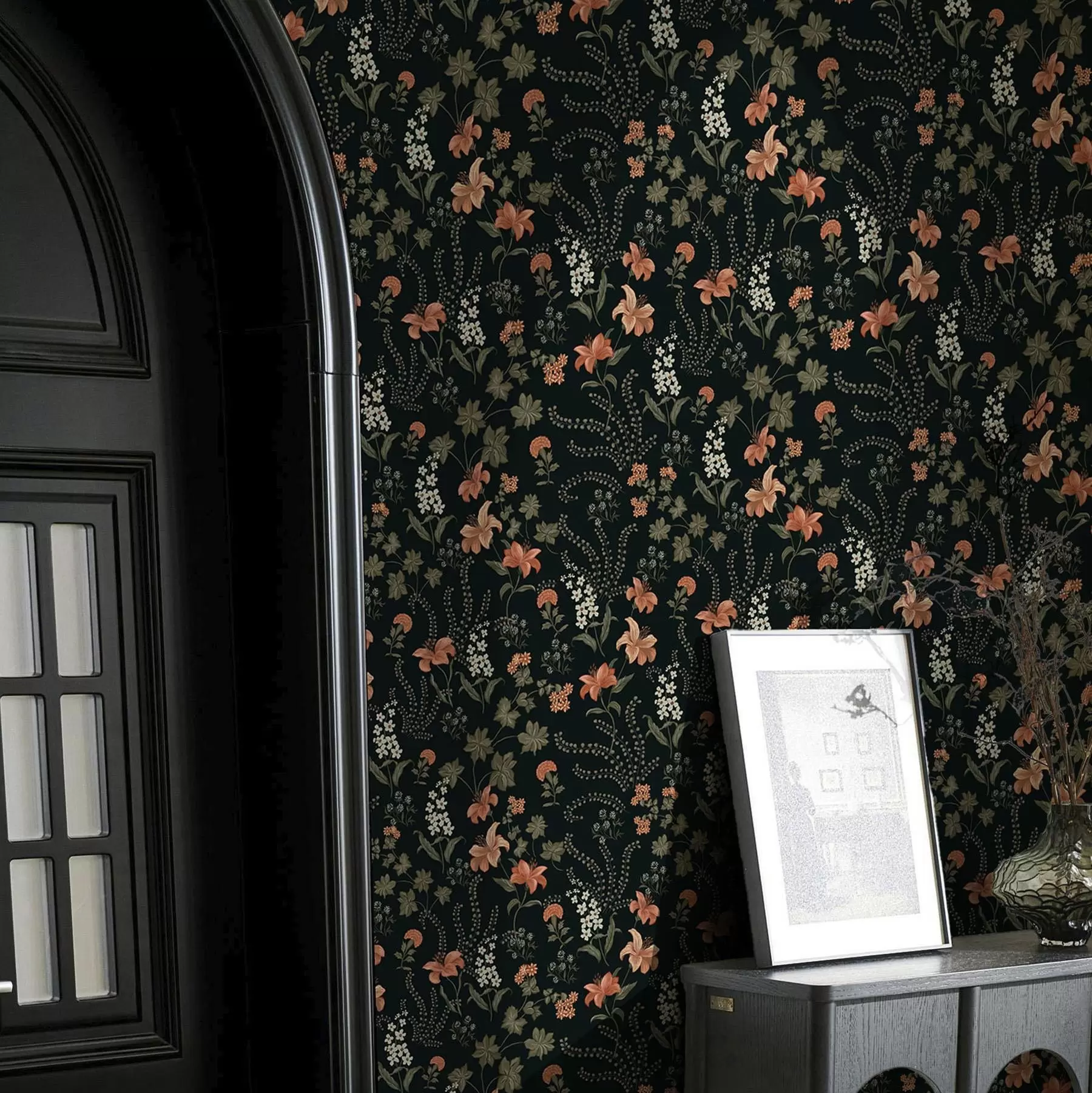 fototapeter Orange liljer og små blomster på en sort baggrund a00463