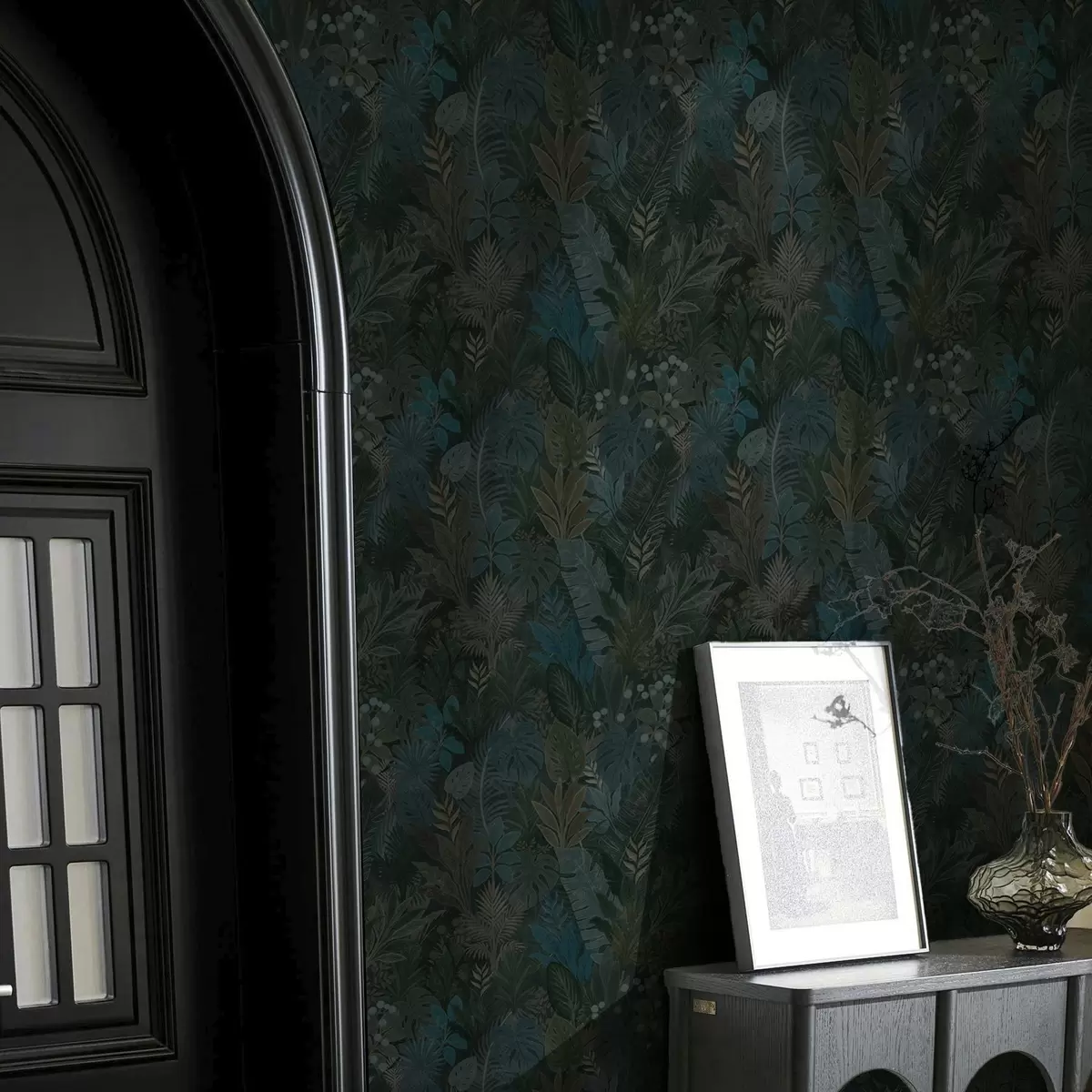 Papier peint Feuillage tropical vert foncé avec des accents bleus a00327