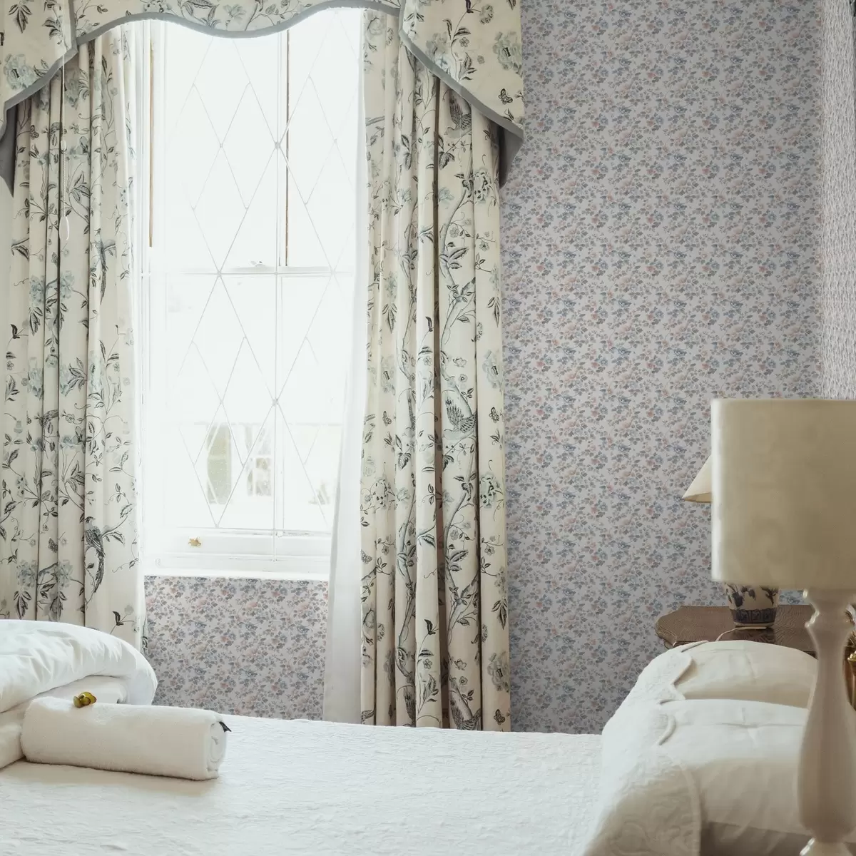 Papier peint Petit ornement floral dans les tons bleu et corail a00347