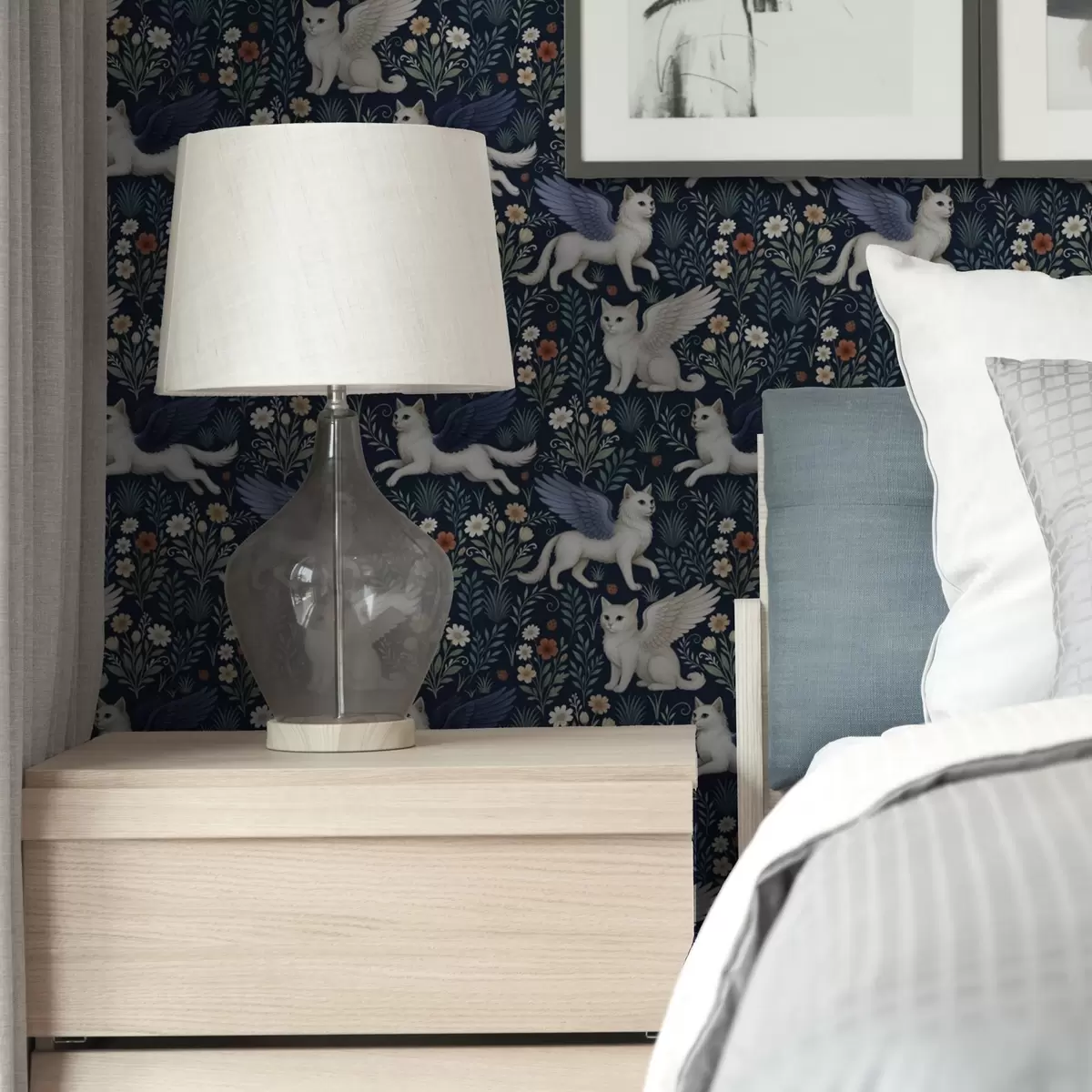 Tapete Fantasiekatzen mit Flügeln zwischen Blumen a00408