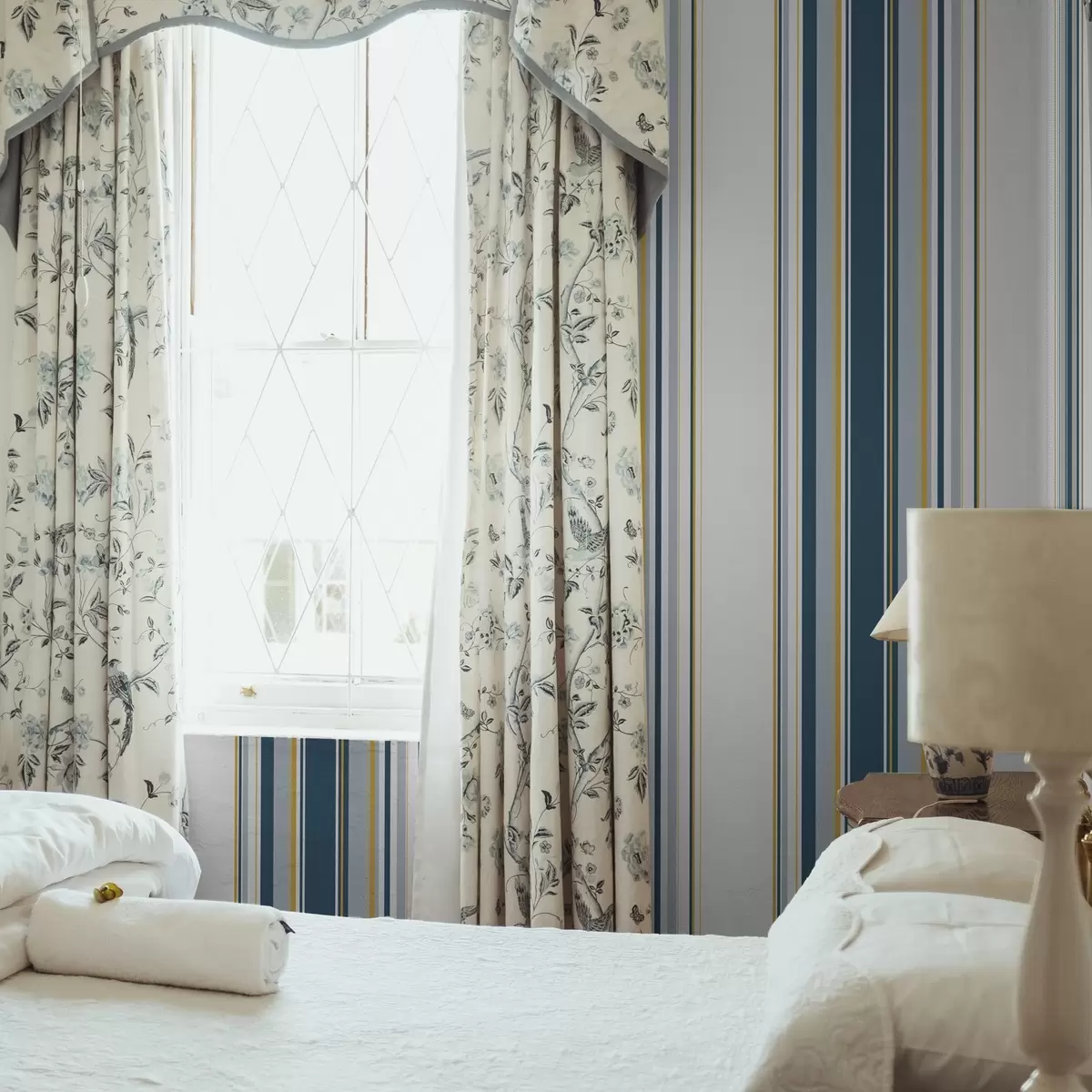 Papier peint Motif dense de rayures verticales bleues et jaunes a00524