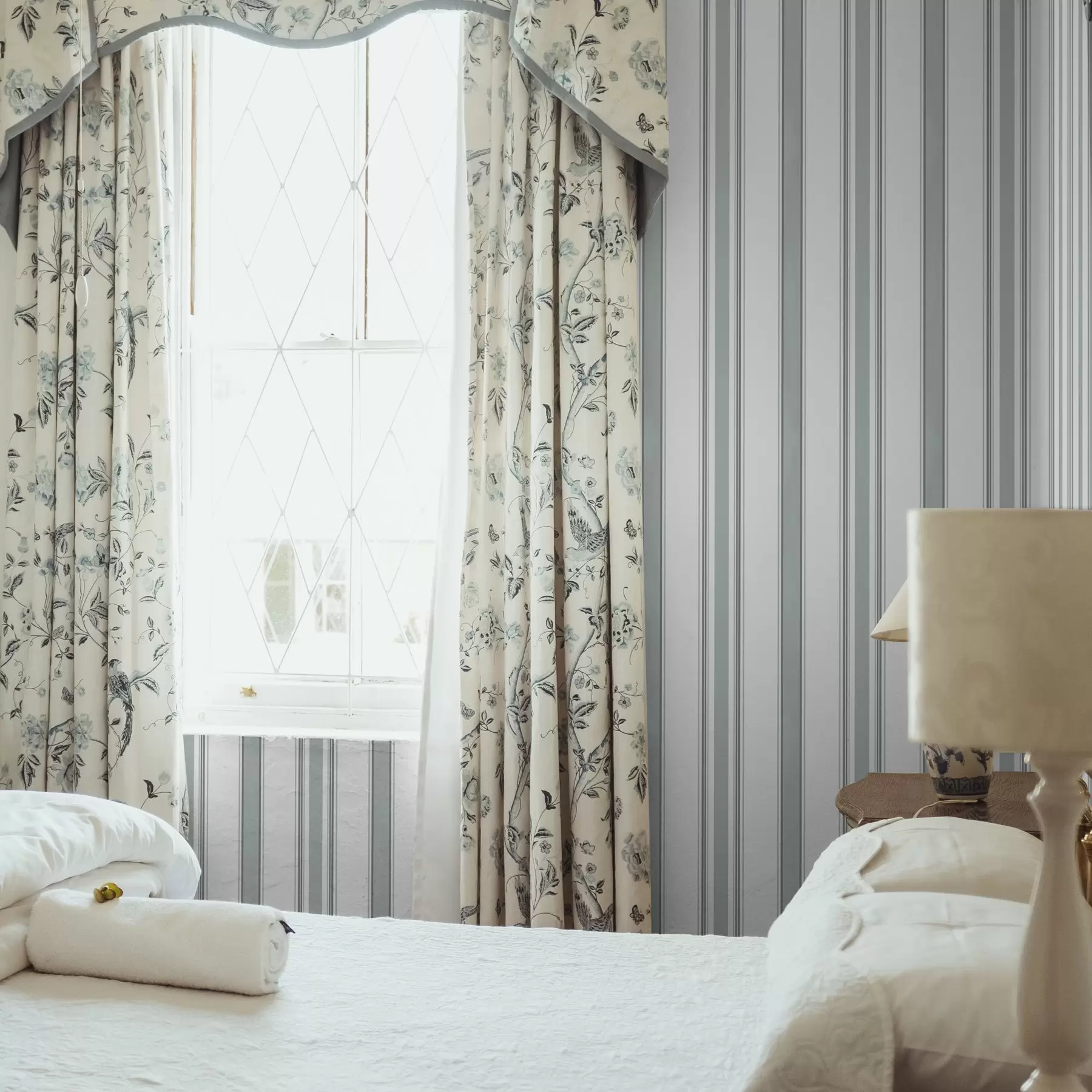 Fototapete Doppelmuster mit grau-blauen Streifen a00554