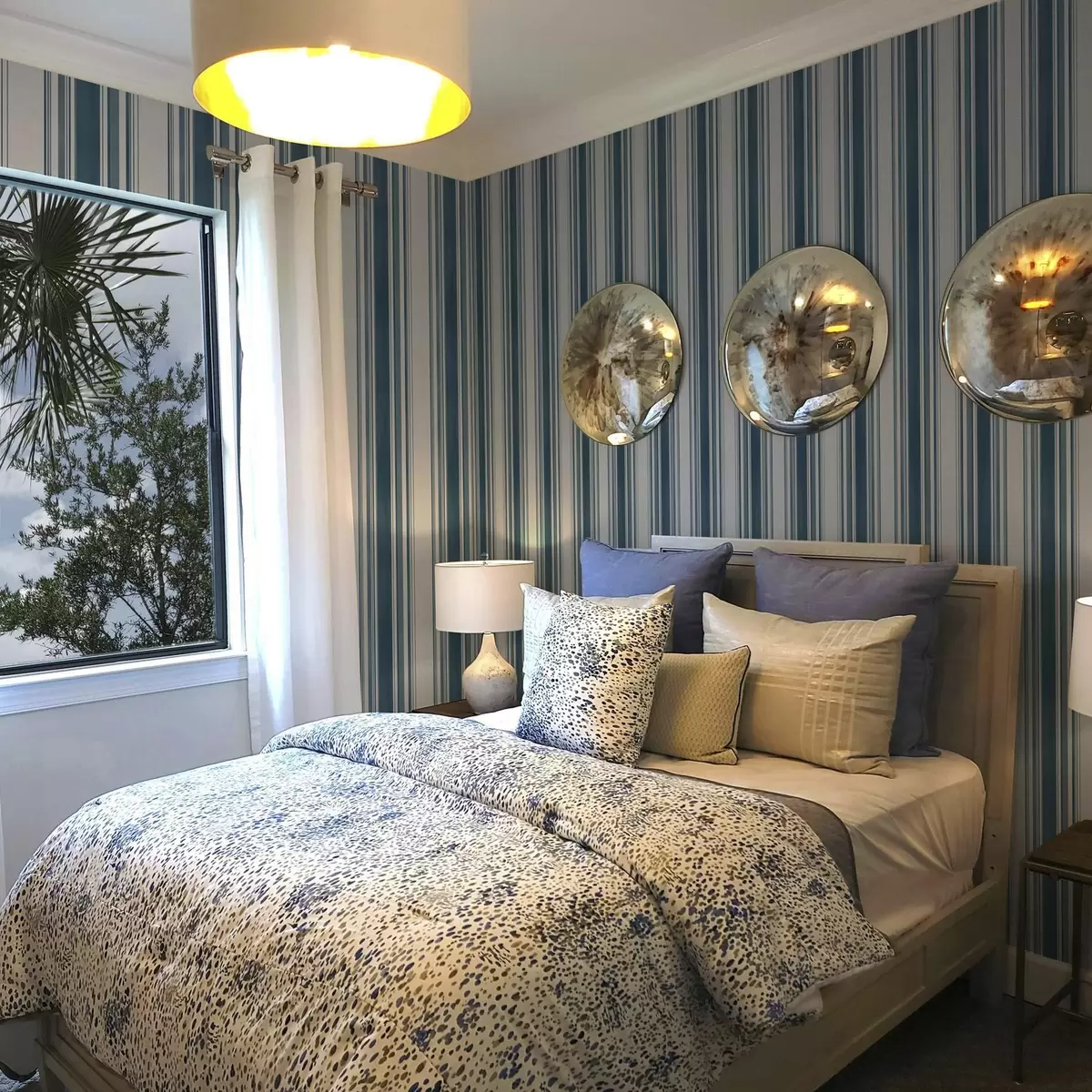 Papier peint Bandes bleues d'épaisseur variable avec des interstices clairs a00568