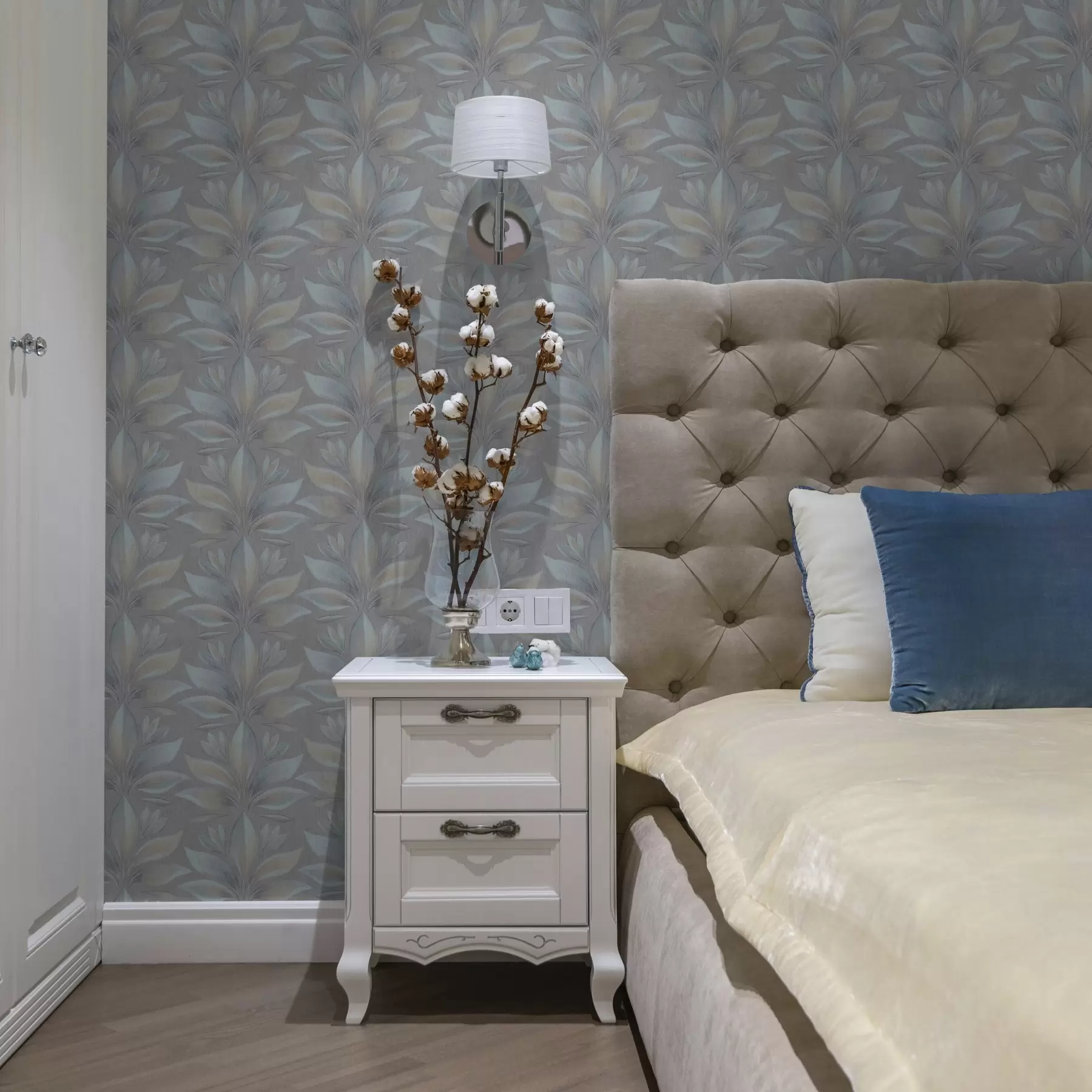 Fototapete Große stilisierte Blätter in einer blau-sandfarbenen Palette auf grauem Hintergrund a00601