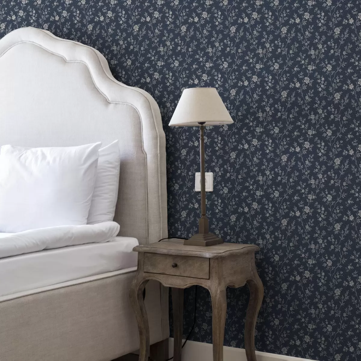 Papier peint Fond bleu marine foncé avec de fines branches et fleurs beiges a00612