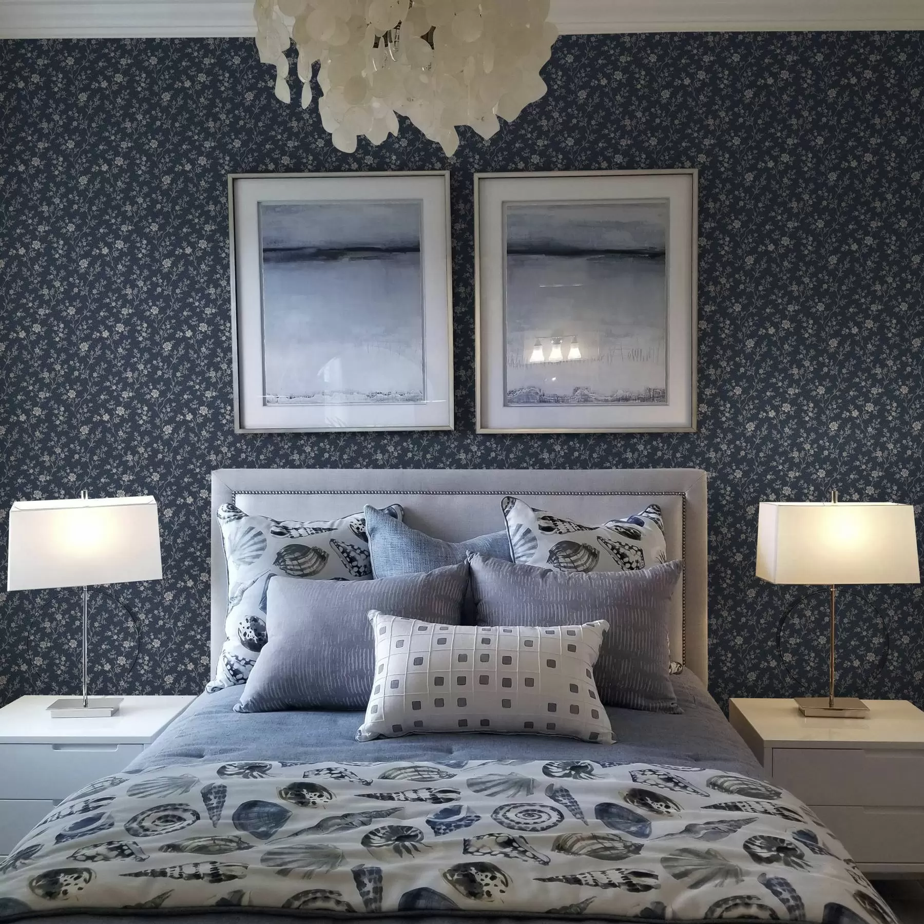 fototapeter Mørk marineblå baggrund med tynde beige grene og blomster a00612