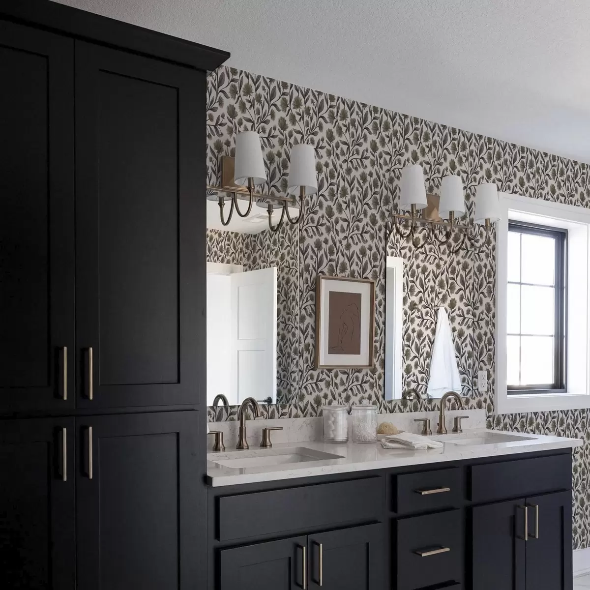 Baggrund Vilde blomster i grå-olivenfarver på en cremefarvet baggrund a00623v1