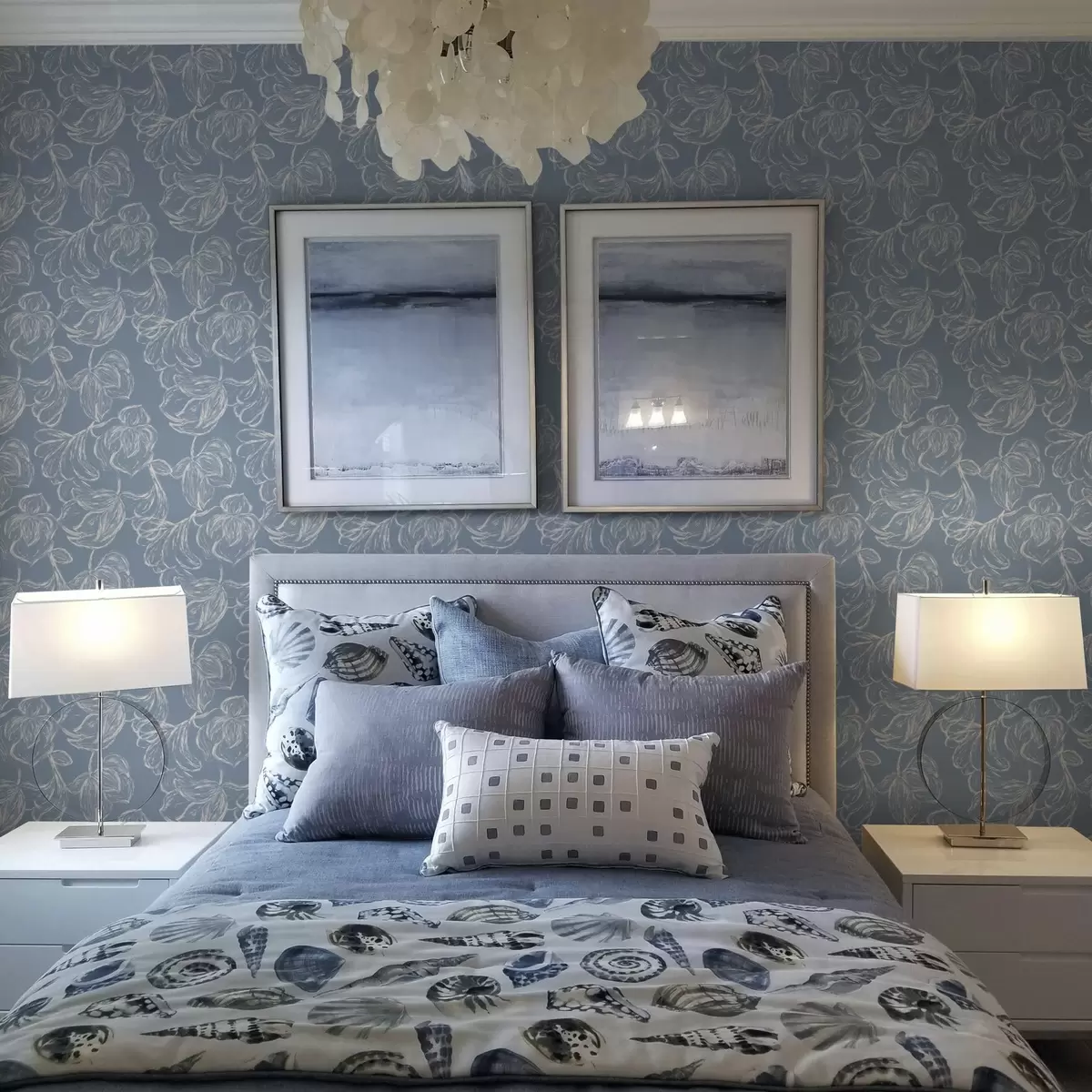 Baggrund Lyseblå baggrund med blomster i kridtfarver a00625v3