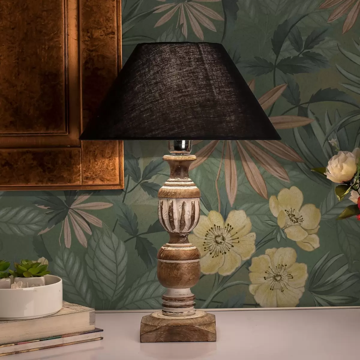 Baggrund Gule blomster midt i grøn bladtekstur a00718