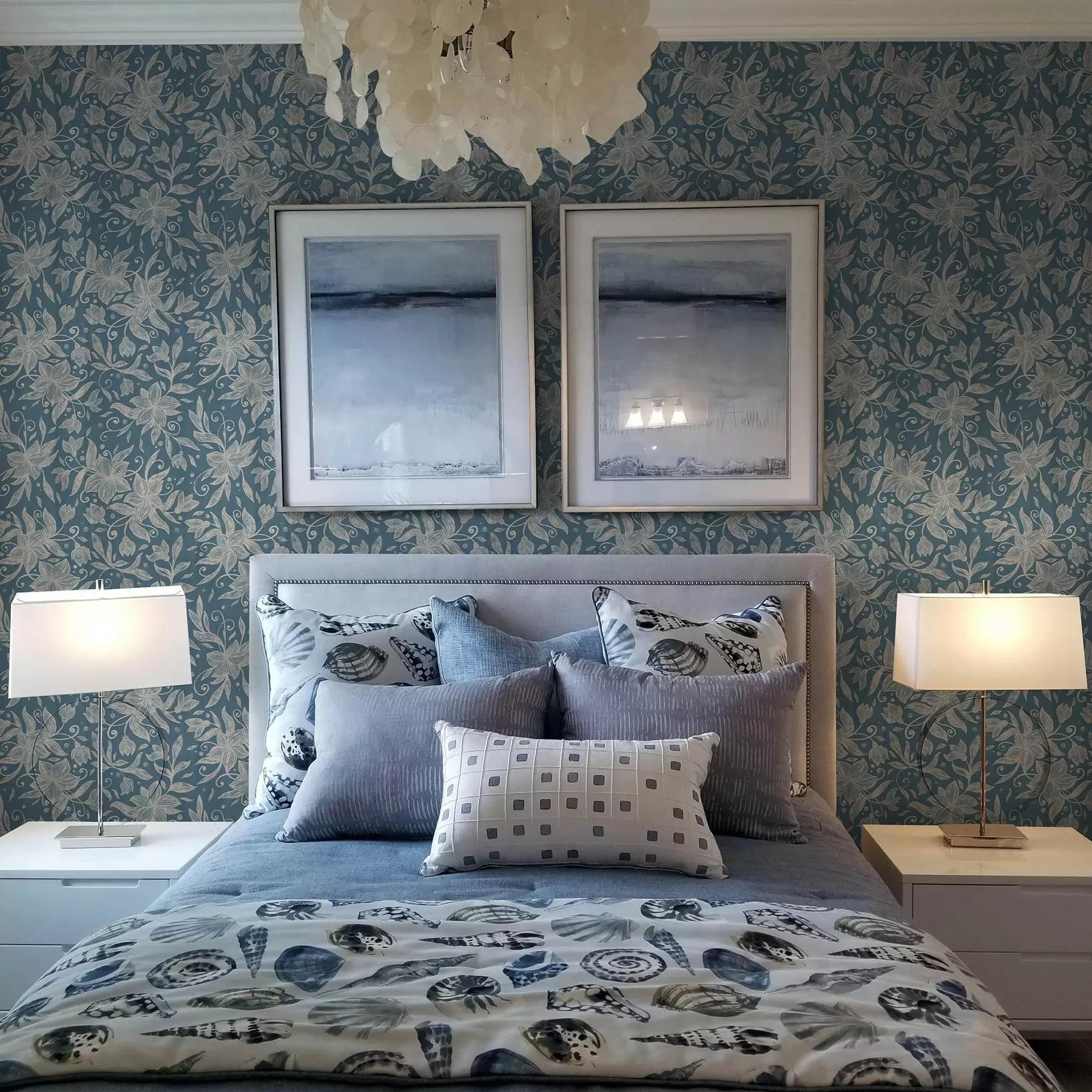 Murale Fleurs linéaires crème sur fond bleu, volutes délicates a00630