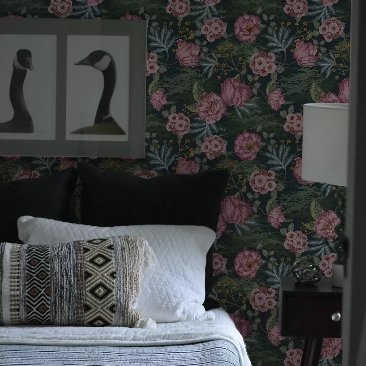 Baggrund Mørk flora med lyserøde blomster og blade, mørk baggrund a00724