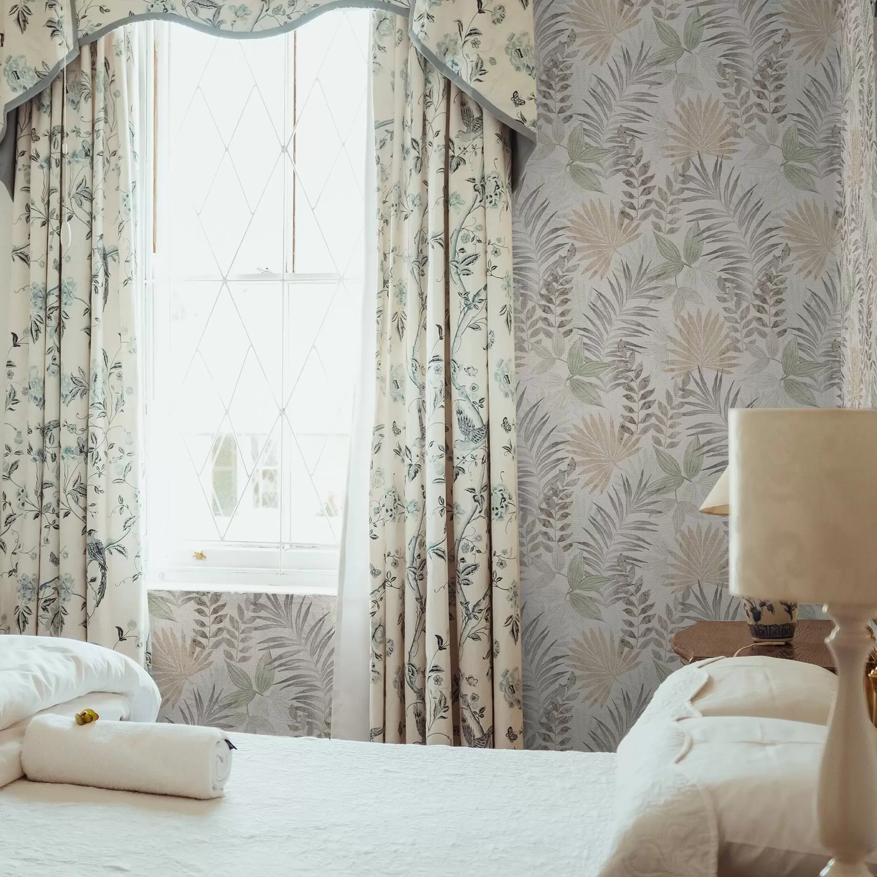 fototapeter Pastelfarvede tropiske blade på lys baggrund, diskret struktur a00725