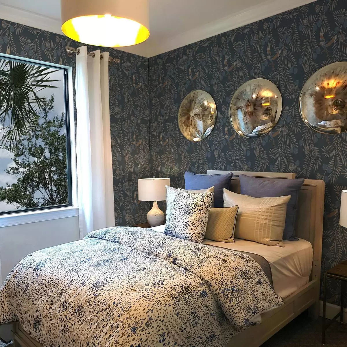 Baggrund Fugl blandt blå frugter og palmeblade, indigo a00726