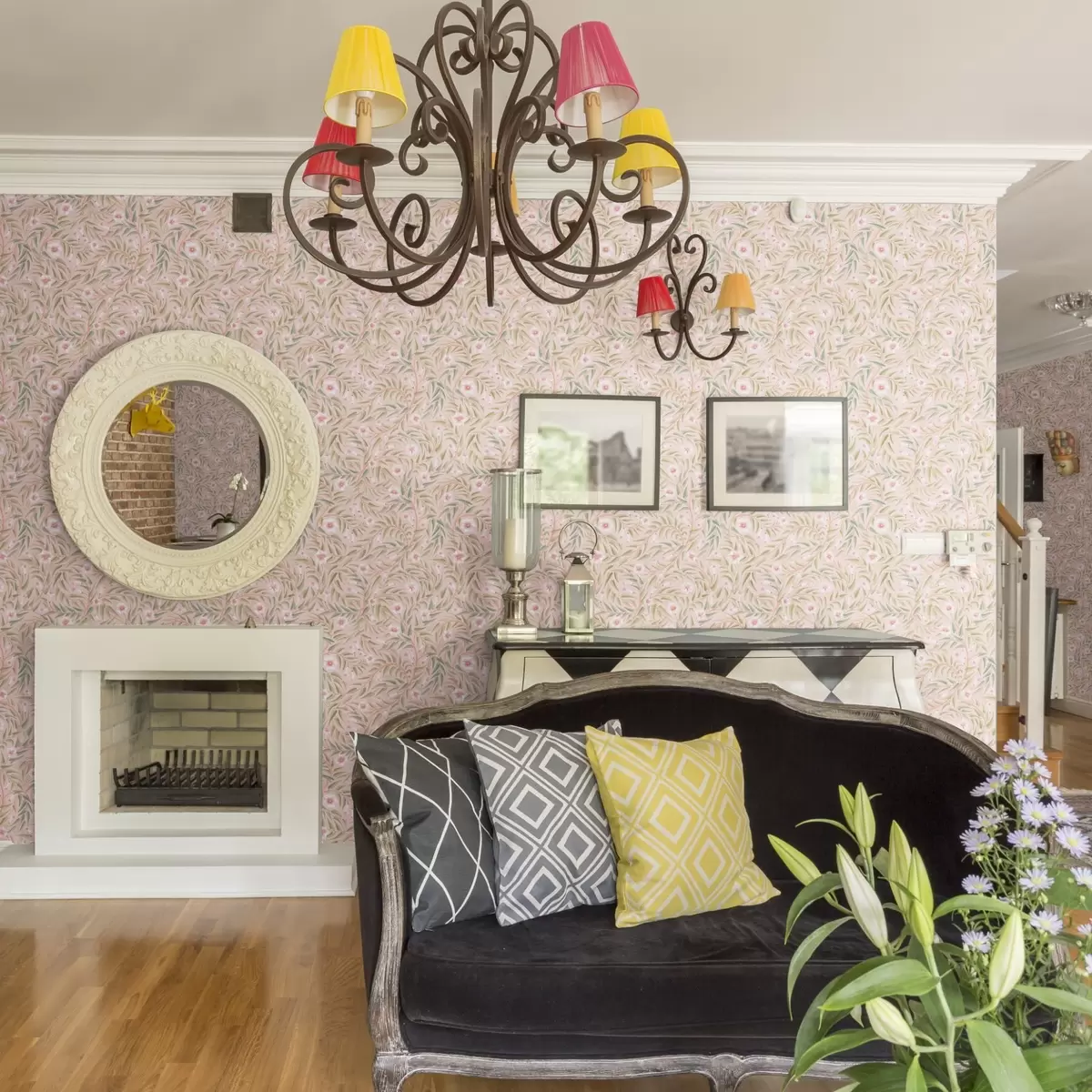 Baggrund Delikate lyserøde blomster og bløde blade på en pastelfarvet baggrund a00788