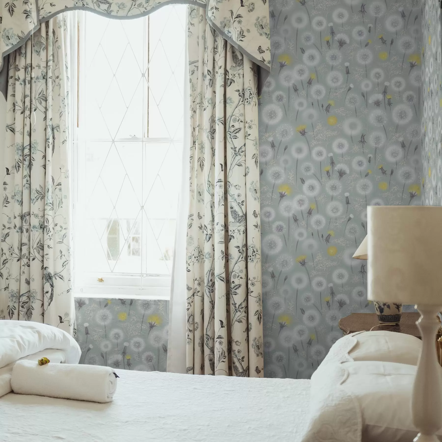 Murale Pissenlits duveteux et graines sur fond menthe a00790