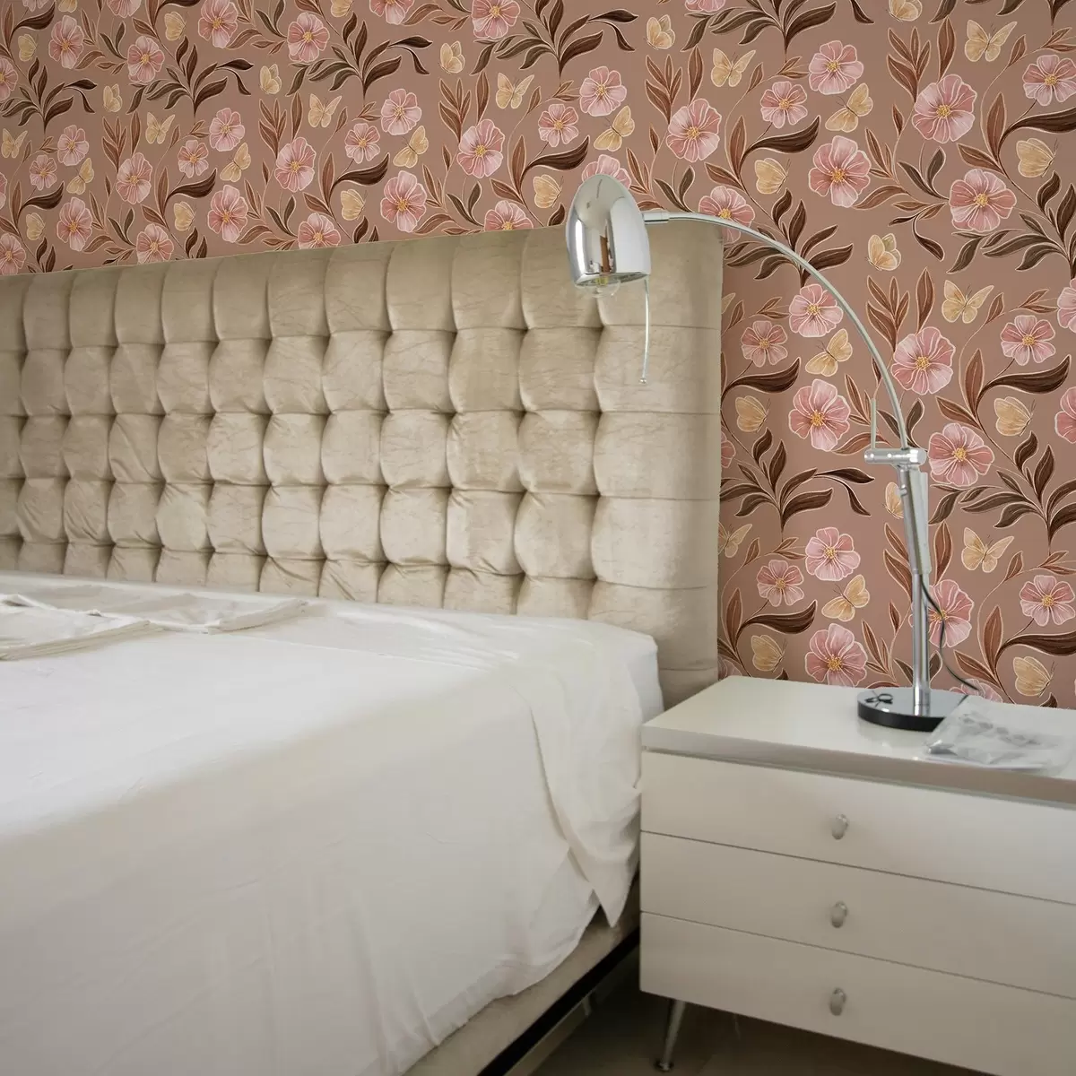 Baggrund Lyserøde blomster og sommerfugle på en varm brun baggrund a00633v1