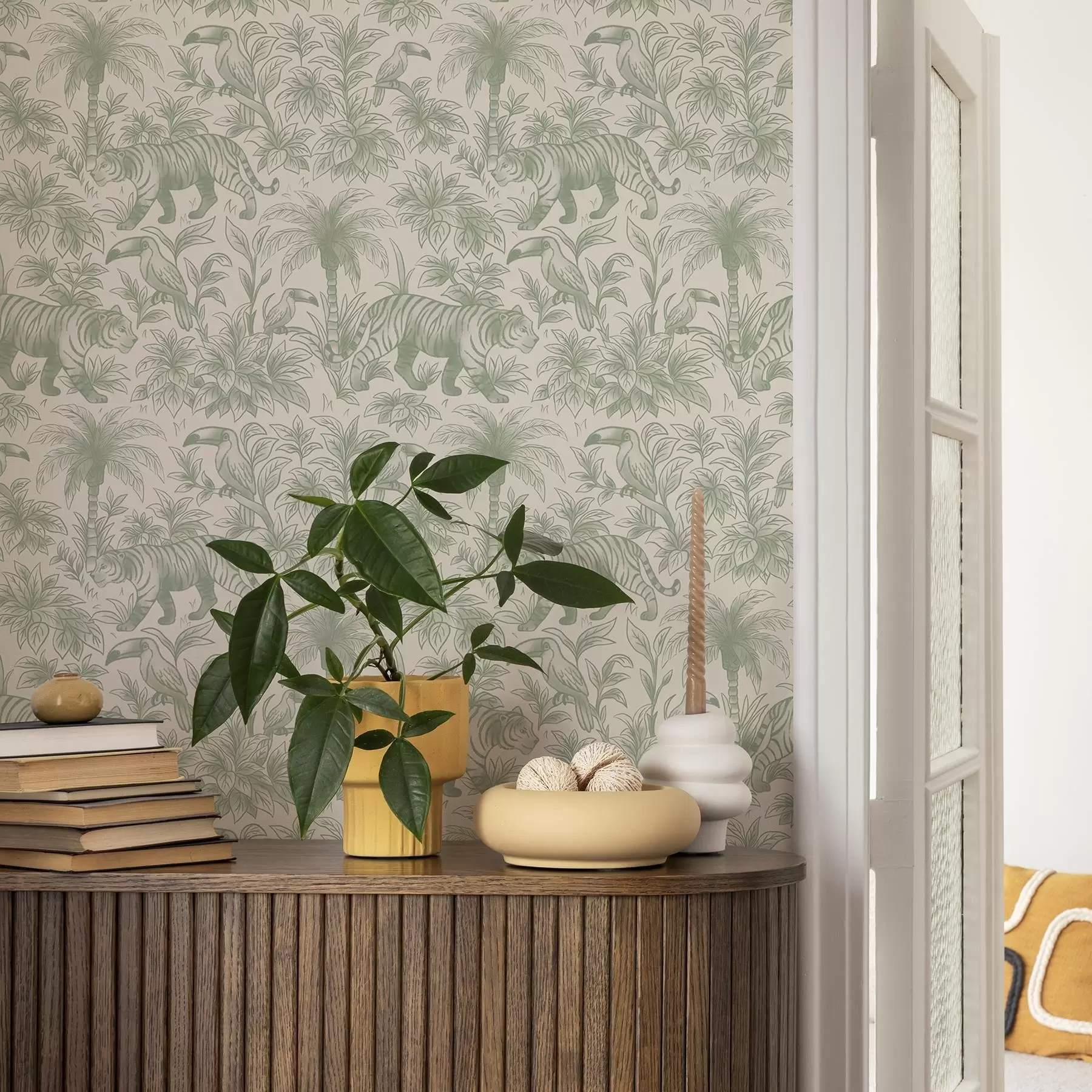 Fototapete Tiger und tropische Vögel zwischen Palmen vor hellem Hintergrund a00711