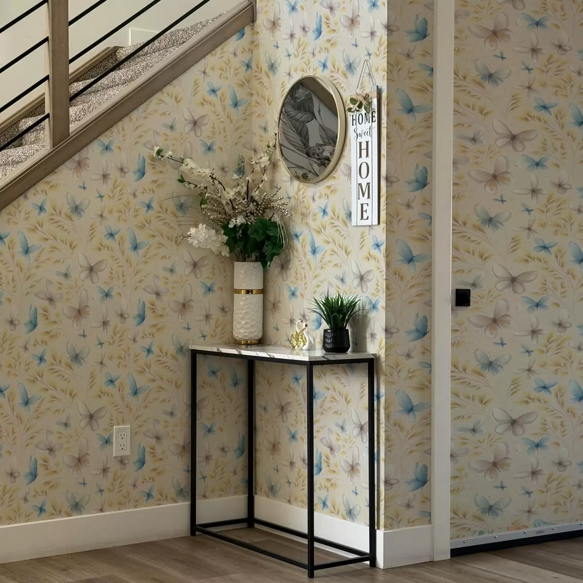 Baggrund Lyse sommerfugle blandt gule blade på en lys baggrund a00795