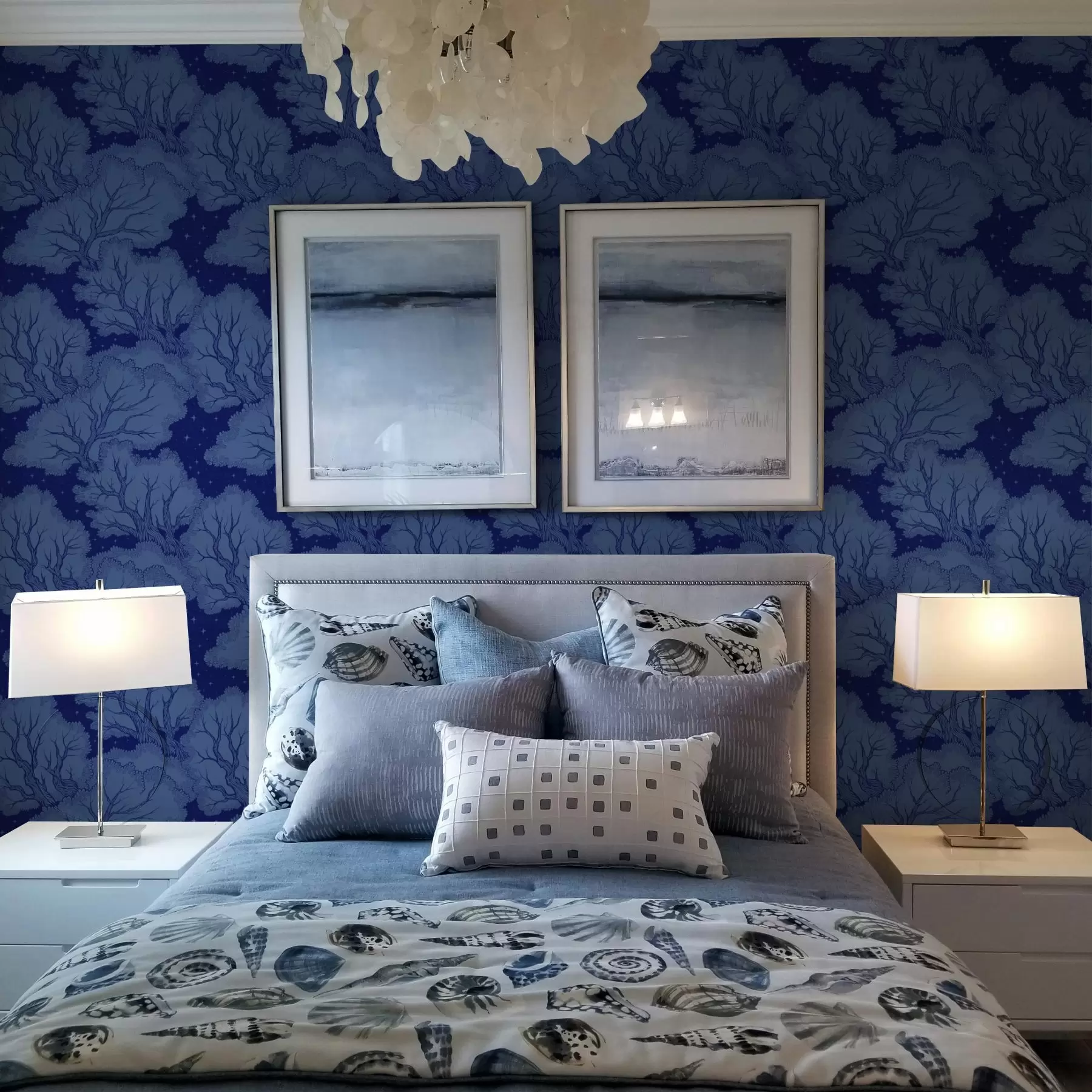 Murale Silhouettes d'arbres sous un ciel étoilé dans des tons bleus a00798