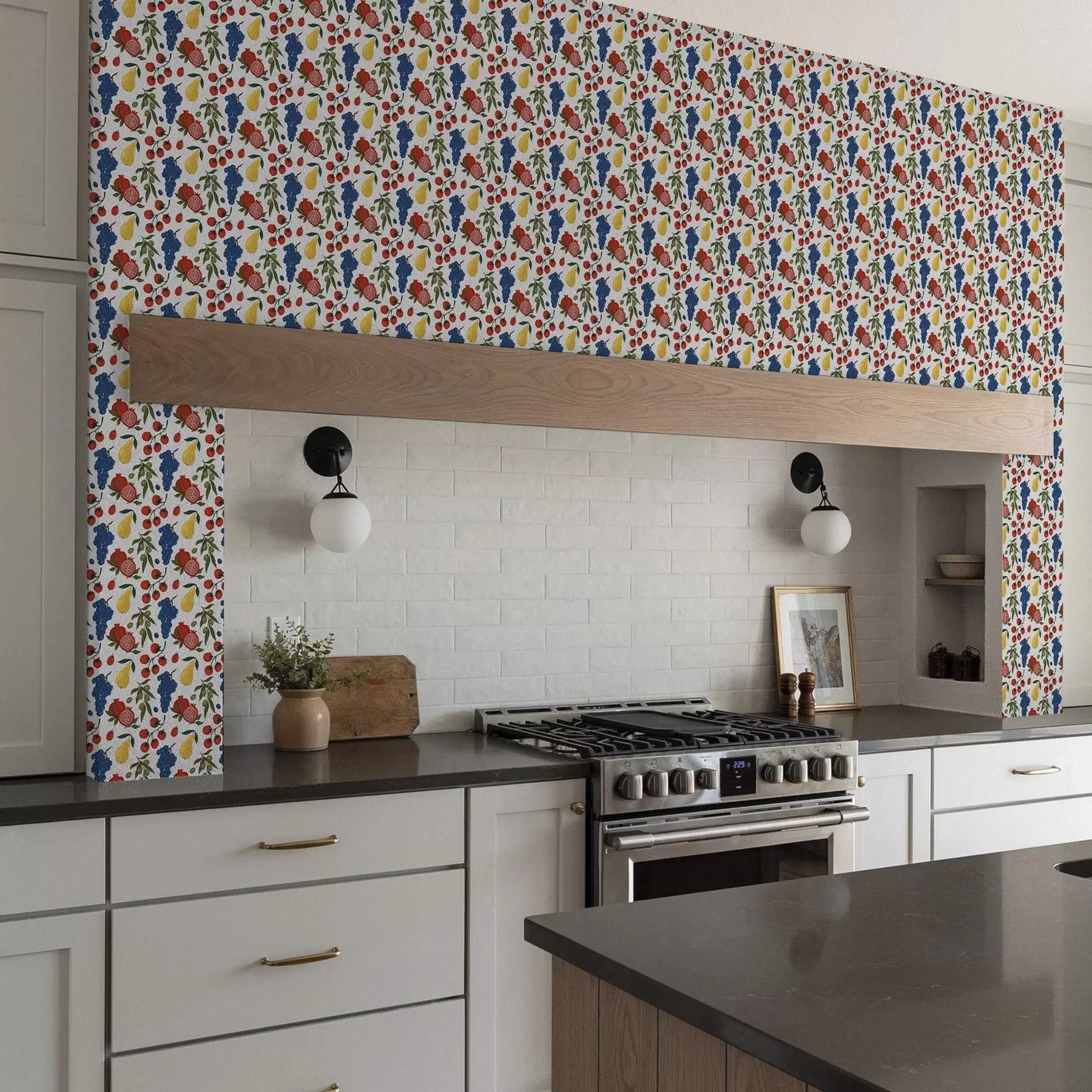 Fototapete Saftige Früchte: Granatäpfel, Trauben, Birnen auf weißem Hintergrund a00801