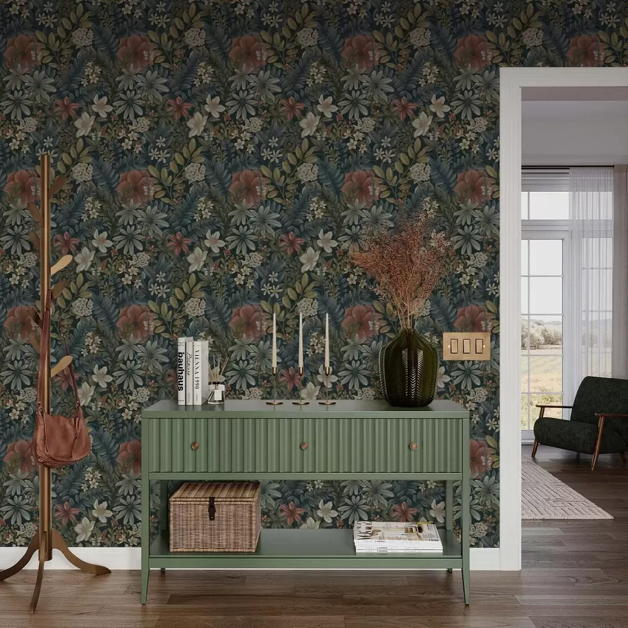 Murale Fond sombre avec des fleurs et des feuilles denses dans des tons chauds a00678