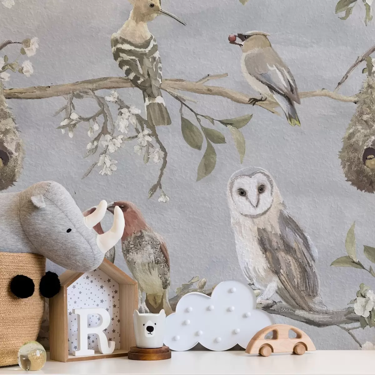 Baggrund Fugle på grene med blomster på grå baggrund a00738