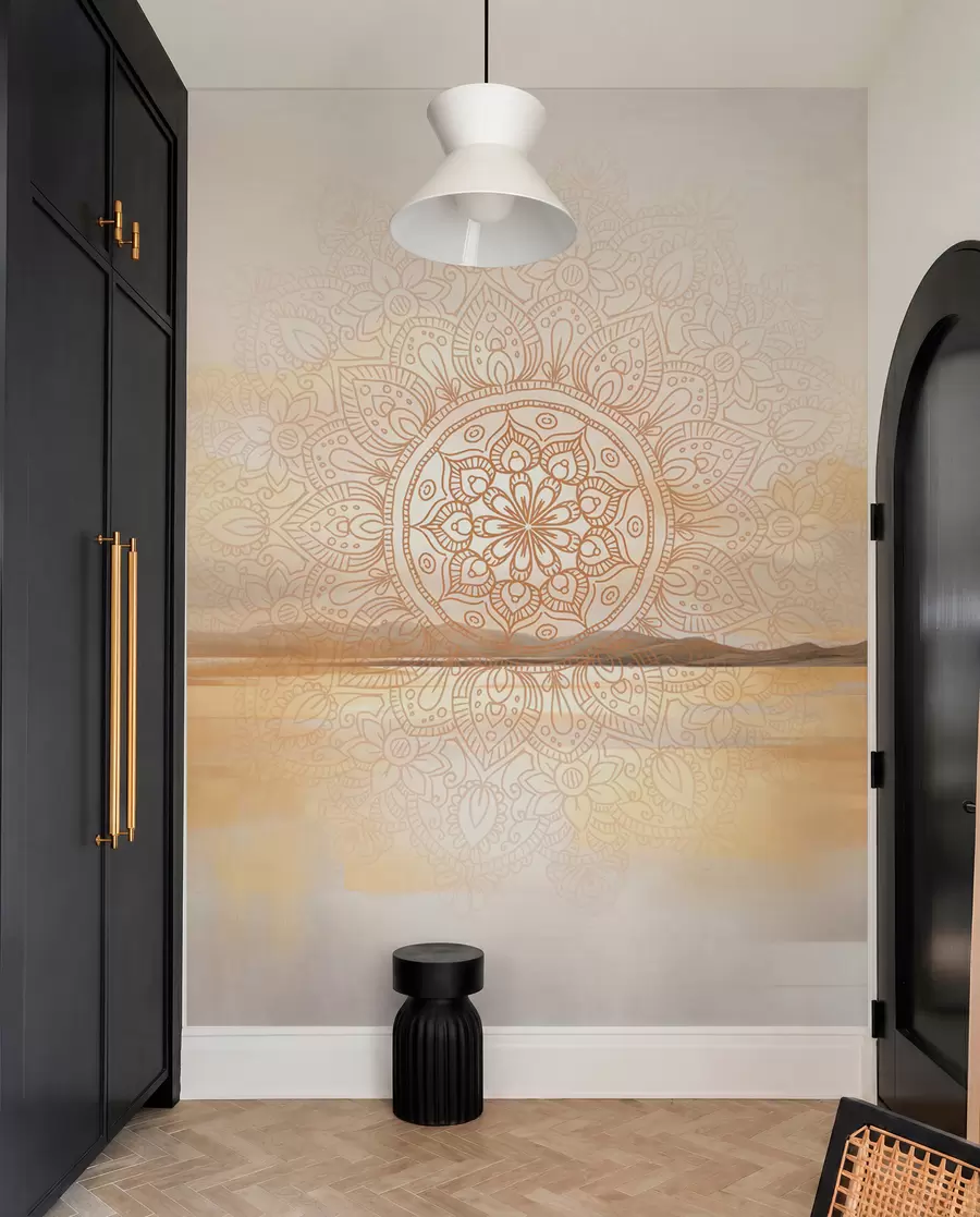 fototapeter Tekstureret symmetrisk mandala-design, der overlapper et landskab med hav, bakker og himmel, bløde pastelfarver w09491