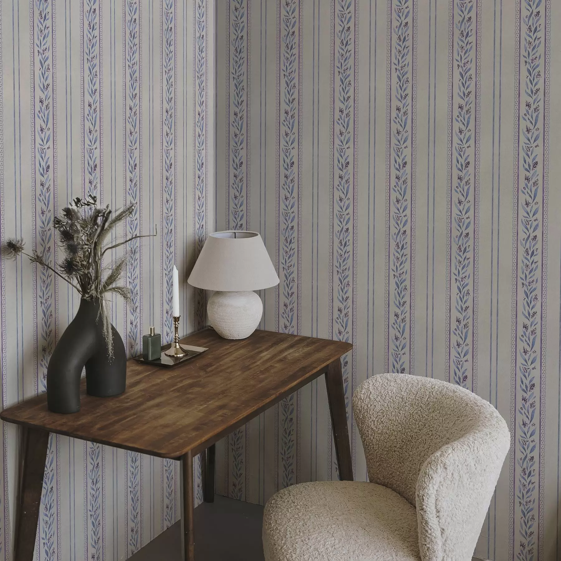 fototapeter Lodrette striber med lavendelkranser, beige baggrund a00813v1