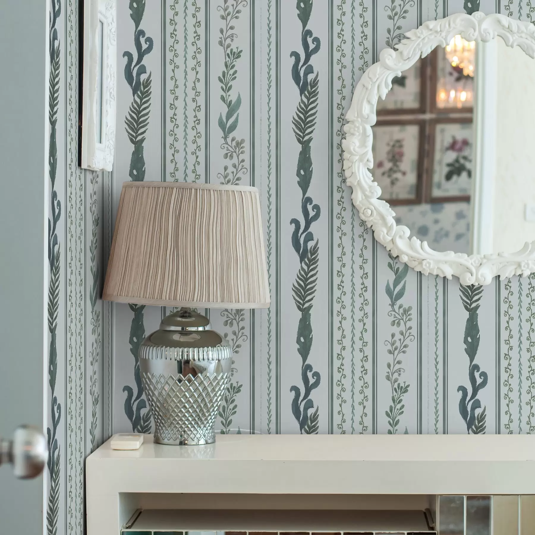 Murale Rayures avec branches et boucles sur fond bleu clair froid a00823v1