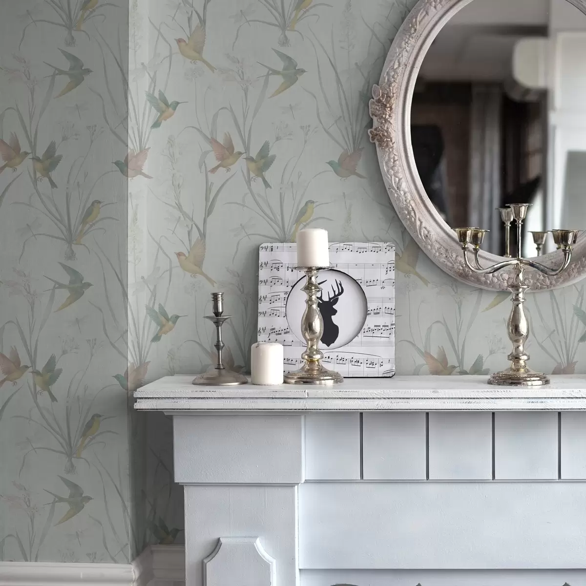 Baggrund Fugle blandt enggræs på lysegrå baggrund a00776v1